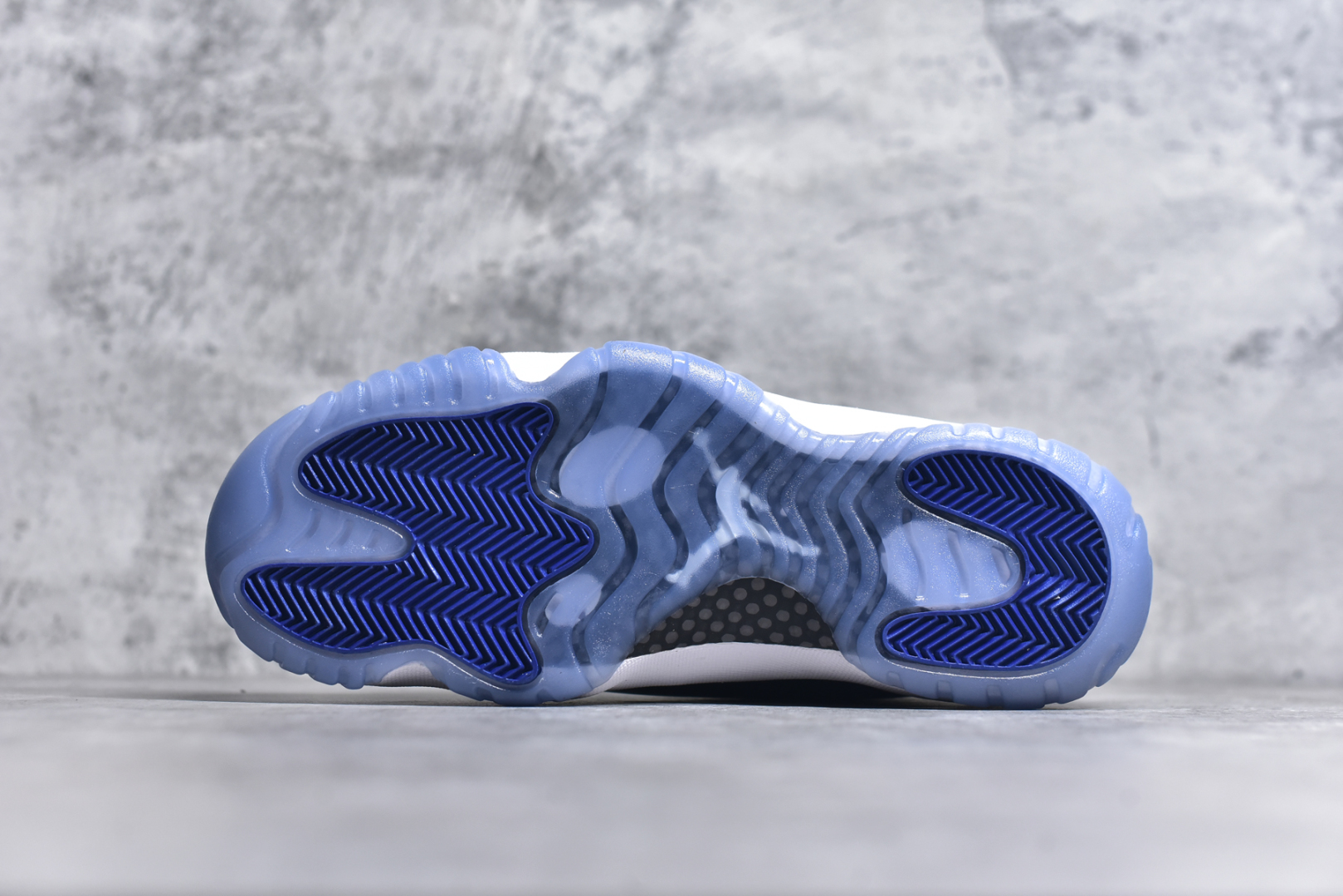 图片[6]-#Air Jordan 11 Retro 💯外贸平台独立订单 大厂出品 原楦原档案数据开模打造 原厂中底拉帮钢印 原厂漆皮 防冻不开裂 头层皮料 原装鞋撑 水晶大底正确色度色泽 原楦原数据刺绣 原厂车缝走线及对位 毫厘不差 飞人logo采用原数据电脑刺绣 原装正品碳纤维真实碳板 增强抗扭 原内标 原盒标 正确官方原盒 原厂防氧化水晶外底 原厂配套厂全掌solo气垫 尺码：36-47.5-选品中心