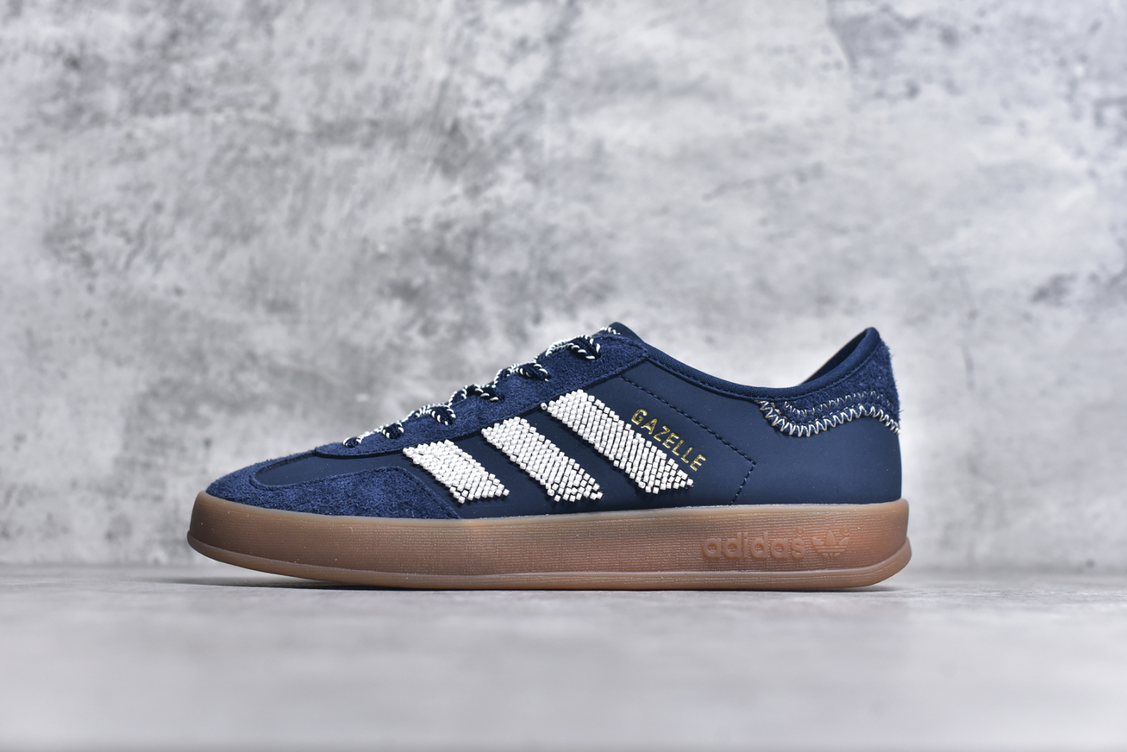 #AD Original Gazelle Trainers 瞪羚室内鞋系列低帮复古百搭休闲运动德训风板鞋 IH3725 高端零售特供批次 原厂定制长毛翻毛皮组合环保纤维革鞋面材质 内置环保海玻璃鞋垫 外置RB橡胶大底 产品品控稳定性领先行业 原厂全套原楦原纸板冲刀磨具开发 原厂皮料加持 原厂港宝加持定型后跟R度完美 将复古进行到底 简约流畅 三十年不变经典 这款Gazelle运动鞋 无论面料、配色、质感或设计 都只在重现其1991年原款的经典 皮革鞋面 撞色三条纹和鞋跟标的设计 力求呈现90年代的经典复古风潮 Samba火热的同时 也带动了其它的复古鞋型 Gazelle便是其中一只 Gazelle Indoor拥有包边更宽的T字型鞋头 更好的保护运动员的前掌 浓浓的复古氛围感 非常适合现在流行的Cleanfit风格 尺码：35.5 36 36⅔ 37⅓ 38 38⅔ 39⅓ 40 40⅔ 41⅓ 42 42⅔ 43⅓ 44 44⅔ 45-选品中心