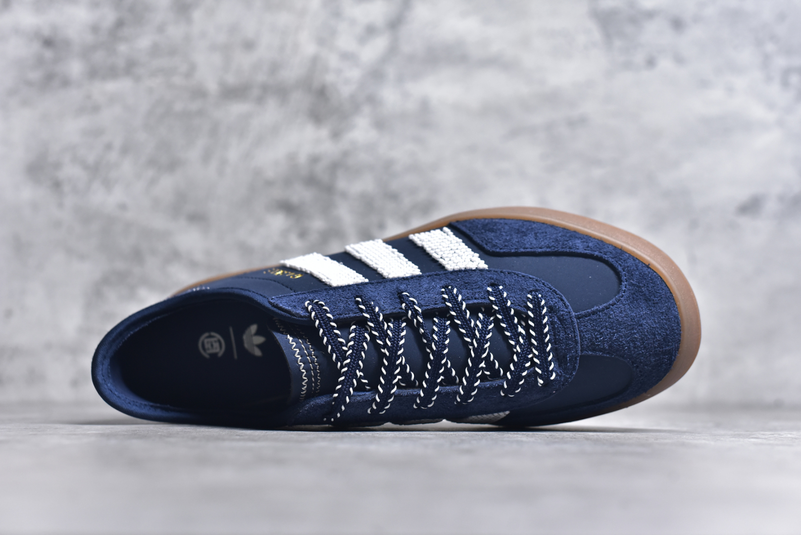 图片[4]-#AD Original Gazelle Trainers 瞪羚室内鞋系列低帮复古百搭休闲运动德训风板鞋 IH3725 高端零售特供批次 原厂定制长毛翻毛皮组合环保纤维革鞋面材质 内置环保海玻璃鞋垫 外置RB橡胶大底 产品品控稳定性领先行业 原厂全套原楦原纸板冲刀磨具开发 原厂皮料加持 原厂港宝加持定型后跟R度完美 将复古进行到底 简约流畅 三十年不变经典 这款Gazelle运动鞋 无论面料、配色、质感或设计 都只在重现其1991年原款的经典 皮革鞋面 撞色三条纹和鞋跟标的设计 力求呈现90年代的经典复古风潮 Samba火热的同时 也带动了其它的复古鞋型 Gazelle便是其中一只 Gazelle Indoor拥有包边更宽的T字型鞋头 更好的保护运动员的前掌 浓浓的复古氛围感 非常适合现在流行的Cleanfit风格 尺码：35.5 36 36⅔ 37⅓ 38 38⅔ 39⅓ 40 40⅔ 41⅓ 42 42⅔ 43⅓ 44 44⅔ 45-选品中心