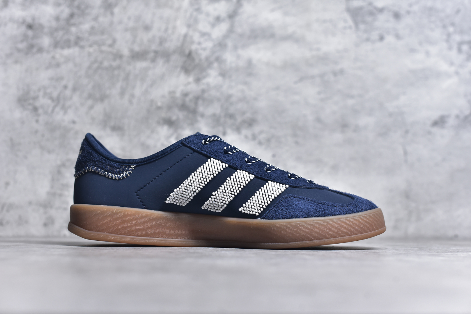 图片[3]-#AD Original Gazelle Trainers 瞪羚室内鞋系列低帮复古百搭休闲运动德训风板鞋 IH3725 高端零售特供批次 原厂定制长毛翻毛皮组合环保纤维革鞋面材质 内置环保海玻璃鞋垫 外置RB橡胶大底 产品品控稳定性领先行业 原厂全套原楦原纸板冲刀磨具开发 原厂皮料加持 原厂港宝加持定型后跟R度完美 将复古进行到底 简约流畅 三十年不变经典 这款Gazelle运动鞋 无论面料、配色、质感或设计 都只在重现其1991年原款的经典 皮革鞋面 撞色三条纹和鞋跟标的设计 力求呈现90年代的经典复古风潮 Samba火热的同时 也带动了其它的复古鞋型 Gazelle便是其中一只 Gazelle Indoor拥有包边更宽的T字型鞋头 更好的保护运动员的前掌 浓浓的复古氛围感 非常适合现在流行的Cleanfit风格 尺码：35.5 36 36⅔ 37⅓ 38 38⅔ 39⅓ 40 40⅔ 41⅓ 42 42⅔ 43⅓ 44 44⅔ 45-选品中心