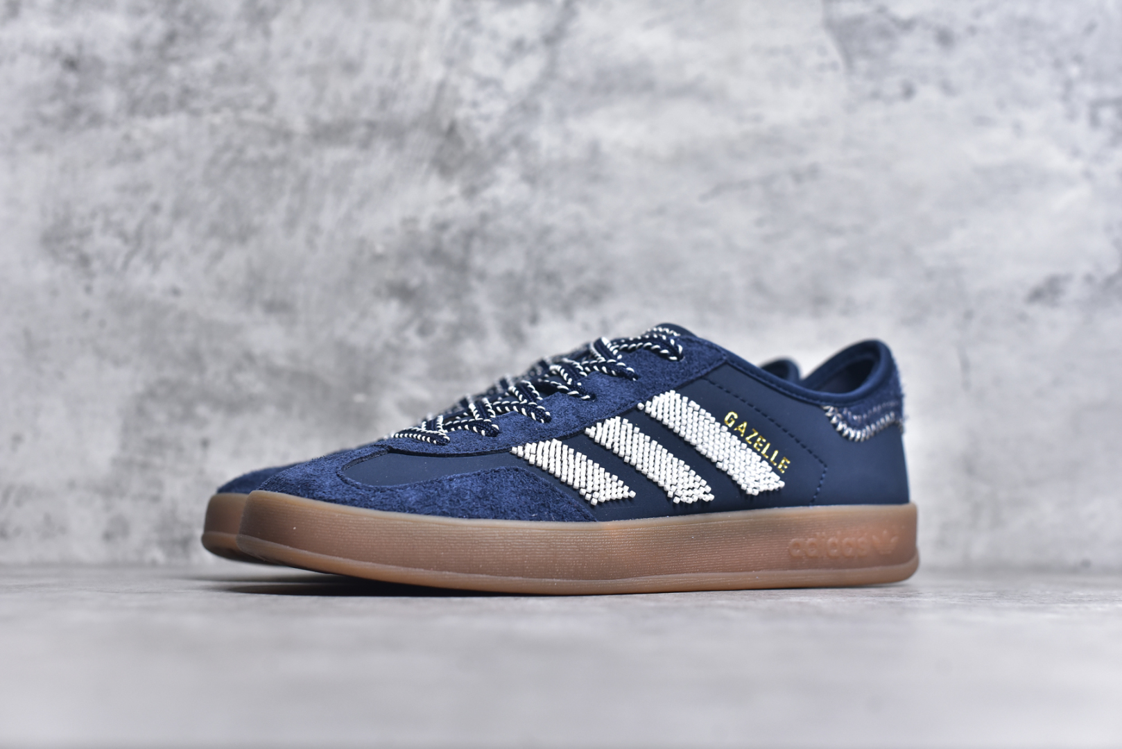 图片[2]-#AD Original Gazelle Trainers 瞪羚室内鞋系列低帮复古百搭休闲运动德训风板鞋 IH3725 高端零售特供批次 原厂定制长毛翻毛皮组合环保纤维革鞋面材质 内置环保海玻璃鞋垫 外置RB橡胶大底 产品品控稳定性领先行业 原厂全套原楦原纸板冲刀磨具开发 原厂皮料加持 原厂港宝加持定型后跟R度完美 将复古进行到底 简约流畅 三十年不变经典 这款Gazelle运动鞋 无论面料、配色、质感或设计 都只在重现其1991年原款的经典 皮革鞋面 撞色三条纹和鞋跟标的设计 力求呈现90年代的经典复古风潮 Samba火热的同时 也带动了其它的复古鞋型 Gazelle便是其中一只 Gazelle Indoor拥有包边更宽的T字型鞋头 更好的保护运动员的前掌 浓浓的复古氛围感 非常适合现在流行的Cleanfit风格 尺码：35.5 36 36⅔ 37⅓ 38 38⅔ 39⅓ 40 40⅔ 41⅓ 42 42⅔ 43⅓ 44 44⅔ 45-选品中心