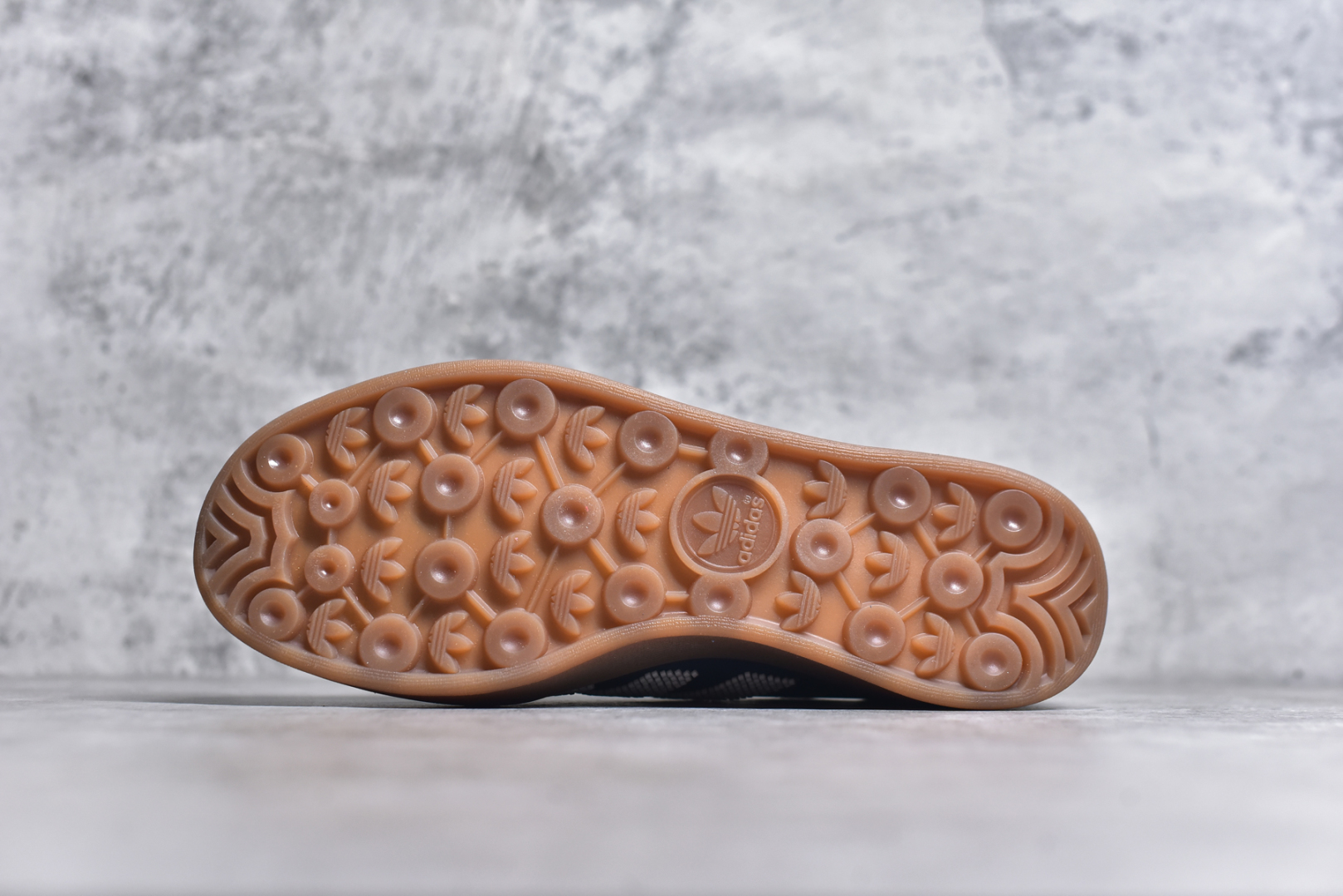 图片[6]-#AD Original Gazelle Trainers 瞪羚室内鞋系列低帮复古百搭休闲运动德训风板鞋 IH3725 高端零售特供批次 原厂定制长毛翻毛皮组合环保纤维革鞋面材质 内置环保海玻璃鞋垫 外置RB橡胶大底 产品品控稳定性领先行业 原厂全套原楦原纸板冲刀磨具开发 原厂皮料加持 原厂港宝加持定型后跟R度完美 将复古进行到底 简约流畅 三十年不变经典 这款Gazelle运动鞋 无论面料、配色、质感或设计 都只在重现其1991年原款的经典 皮革鞋面 撞色三条纹和鞋跟标的设计 力求呈现90年代的经典复古风潮 Samba火热的同时 也带动了其它的复古鞋型 Gazelle便是其中一只 Gazelle Indoor拥有包边更宽的T字型鞋头 更好的保护运动员的前掌 浓浓的复古氛围感 非常适合现在流行的Cleanfit风格 尺码：35.5 36 36⅔ 37⅓ 38 38⅔ 39⅓ 40 40⅔ 41⅓ 42 42⅔ 43⅓ 44 44⅔ 45-选品中心