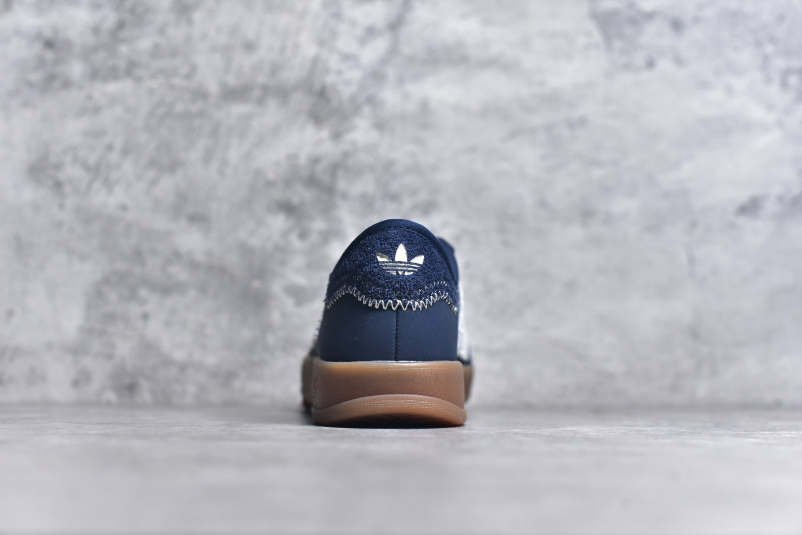 图片[5]-#AD Original Gazelle Trainers 瞪羚室内鞋系列低帮复古百搭休闲运动德训风板鞋 IH3725 高端零售特供批次 原厂定制长毛翻毛皮组合环保纤维革鞋面材质 内置环保海玻璃鞋垫 外置RB橡胶大底 产品品控稳定性领先行业 原厂全套原楦原纸板冲刀磨具开发 原厂皮料加持 原厂港宝加持定型后跟R度完美 将复古进行到底 简约流畅 三十年不变经典 这款Gazelle运动鞋 无论面料、配色、质感或设计 都只在重现其1991年原款的经典 皮革鞋面 撞色三条纹和鞋跟标的设计 力求呈现90年代的经典复古风潮 Samba火热的同时 也带动了其它的复古鞋型 Gazelle便是其中一只 Gazelle Indoor拥有包边更宽的T字型鞋头 更好的保护运动员的前掌 浓浓的复古氛围感 非常适合现在流行的Cleanfit风格 尺码：35.5 36 36⅔ 37⅓ 38 38⅔ 39⅓ 40 40⅔ 41⅓ 42 42⅔ 43⅓ 44 44⅔ 45-选品中心