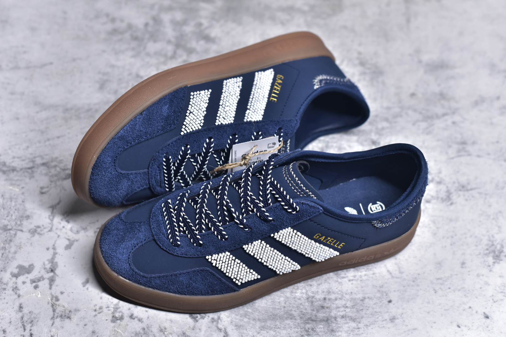 图片[7]-#AD Original Gazelle Trainers 瞪羚室内鞋系列低帮复古百搭休闲运动德训风板鞋 IH3725 高端零售特供批次 原厂定制长毛翻毛皮组合环保纤维革鞋面材质 内置环保海玻璃鞋垫 外置RB橡胶大底 产品品控稳定性领先行业 原厂全套原楦原纸板冲刀磨具开发 原厂皮料加持 原厂港宝加持定型后跟R度完美 将复古进行到底 简约流畅 三十年不变经典 这款Gazelle运动鞋 无论面料、配色、质感或设计 都只在重现其1991年原款的经典 皮革鞋面 撞色三条纹和鞋跟标的设计 力求呈现90年代的经典复古风潮 Samba火热的同时 也带动了其它的复古鞋型 Gazelle便是其中一只 Gazelle Indoor拥有包边更宽的T字型鞋头 更好的保护运动员的前掌 浓浓的复古氛围感 非常适合现在流行的Cleanfit风格 尺码：35.5 36 36⅔ 37⅓ 38 38⅔ 39⅓ 40 40⅔ 41⅓ 42 42⅔ 43⅓ 44 44⅔ 45-选品中心