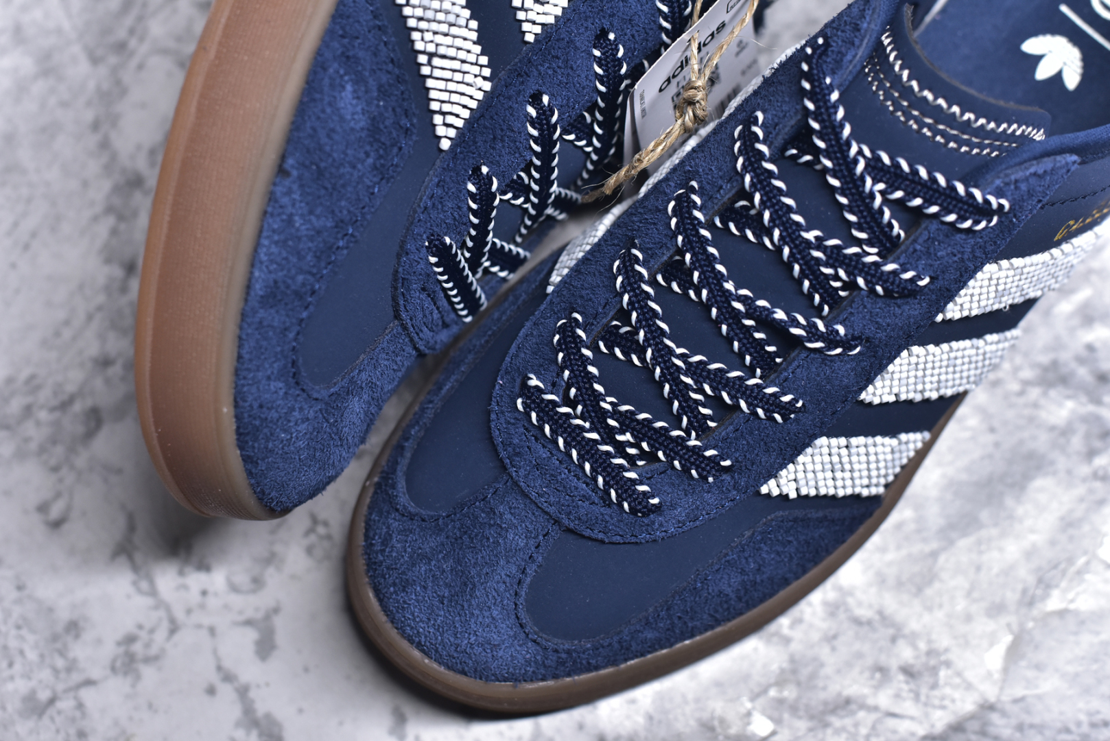 图片[8]-#AD Original Gazelle Trainers 瞪羚室内鞋系列低帮复古百搭休闲运动德训风板鞋 IH3725 高端零售特供批次 原厂定制长毛翻毛皮组合环保纤维革鞋面材质 内置环保海玻璃鞋垫 外置RB橡胶大底 产品品控稳定性领先行业 原厂全套原楦原纸板冲刀磨具开发 原厂皮料加持 原厂港宝加持定型后跟R度完美 将复古进行到底 简约流畅 三十年不变经典 这款Gazelle运动鞋 无论面料、配色、质感或设计 都只在重现其1991年原款的经典 皮革鞋面 撞色三条纹和鞋跟标的设计 力求呈现90年代的经典复古风潮 Samba火热的同时 也带动了其它的复古鞋型 Gazelle便是其中一只 Gazelle Indoor拥有包边更宽的T字型鞋头 更好的保护运动员的前掌 浓浓的复古氛围感 非常适合现在流行的Cleanfit风格 尺码：35.5 36 36⅔ 37⅓ 38 38⅔ 39⅓ 40 40⅔ 41⅓ 42 42⅔ 43⅓ 44 44⅔ 45-选品中心