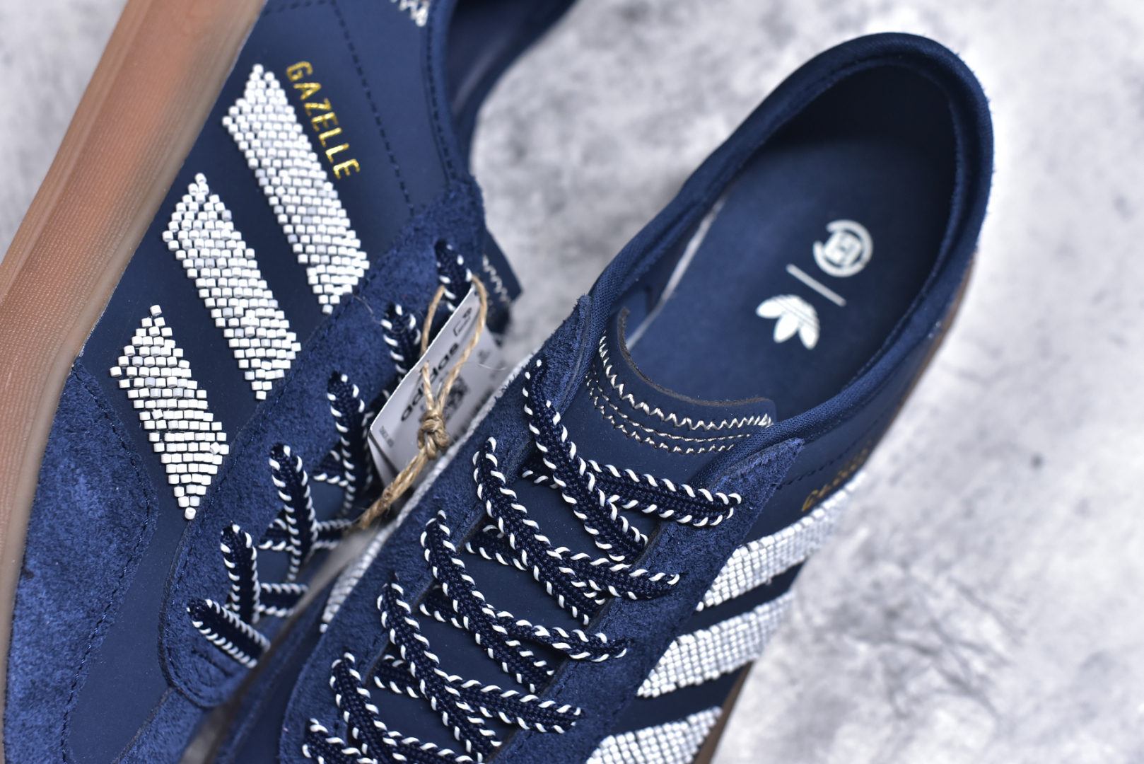 图片[9]-#AD Original Gazelle Trainers 瞪羚室内鞋系列低帮复古百搭休闲运动德训风板鞋 IH3725 高端零售特供批次 原厂定制长毛翻毛皮组合环保纤维革鞋面材质 内置环保海玻璃鞋垫 外置RB橡胶大底 产品品控稳定性领先行业 原厂全套原楦原纸板冲刀磨具开发 原厂皮料加持 原厂港宝加持定型后跟R度完美 将复古进行到底 简约流畅 三十年不变经典 这款Gazelle运动鞋 无论面料、配色、质感或设计 都只在重现其1991年原款的经典 皮革鞋面 撞色三条纹和鞋跟标的设计 力求呈现90年代的经典复古风潮 Samba火热的同时 也带动了其它的复古鞋型 Gazelle便是其中一只 Gazelle Indoor拥有包边更宽的T字型鞋头 更好的保护运动员的前掌 浓浓的复古氛围感 非常适合现在流行的Cleanfit风格 尺码：35.5 36 36⅔ 37⅓ 38 38⅔ 39⅓ 40 40⅔ 41⅓ 42 42⅔ 43⅓ 44 44⅔ 45-选品中心