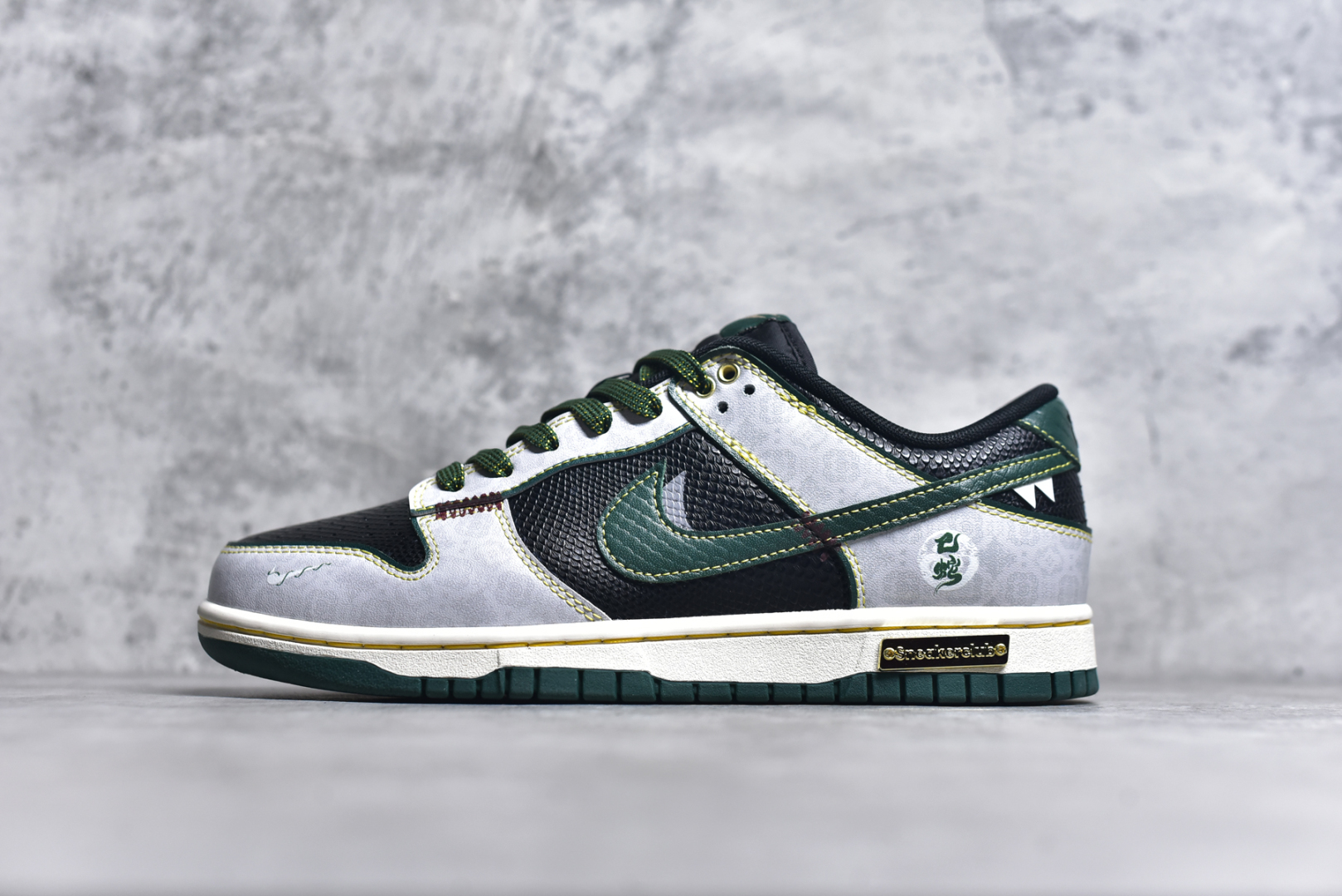 #NK Dunk Low 蛇年限定 巳蛇 GB1220-006 定制系列天花板 无原鞋不开发 全系列得物原鞋一比一校对开发 配色持续更新中 终端对接 优势输出 全套原厂楦头原纸板数据档案倾力打造 原汁原味莞产 极致还原 圈内最强针车工艺 高端零售指定版 广东原厂配套原盒原标 鞋盒分三个尺码段 原厂冲刀 超高清洁度 全鞋零毛边皮料切割 采用原厂百宏鞋带以及原厂百宏织唛舌标 内标可供原厂几率过验 进口原装条纹中底布 四线拉帮白色点胶 原厂拉帮手法遵循公司 原厂电绣 极致还原 尺码：36 36.5 37.5 38 38.5 39 40 40.5 41 42 42.5 43 44 44.5 45 46-选品中心