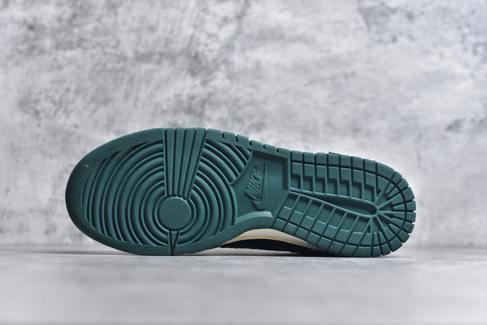 图片[6]-#NK Dunk Low 蛇年限定 巳蛇 GB1220-006 定制系列天花板 无原鞋不开发 全系列得物原鞋一比一校对开发 配色持续更新中 终端对接 优势输出 全套原厂楦头原纸板数据档案倾力打造 原汁原味莞产 极致还原 圈内最强针车工艺 高端零售指定版 广东原厂配套原盒原标 鞋盒分三个尺码段 原厂冲刀 超高清洁度 全鞋零毛边皮料切割 采用原厂百宏鞋带以及原厂百宏织唛舌标 内标可供原厂几率过验 进口原装条纹中底布 四线拉帮白色点胶 原厂拉帮手法遵循公司 原厂电绣 极致还原 尺码：36 36.5 37.5 38 38.5 39 40 40.5 41 42 42.5 43 44 44.5 45 46-选品中心