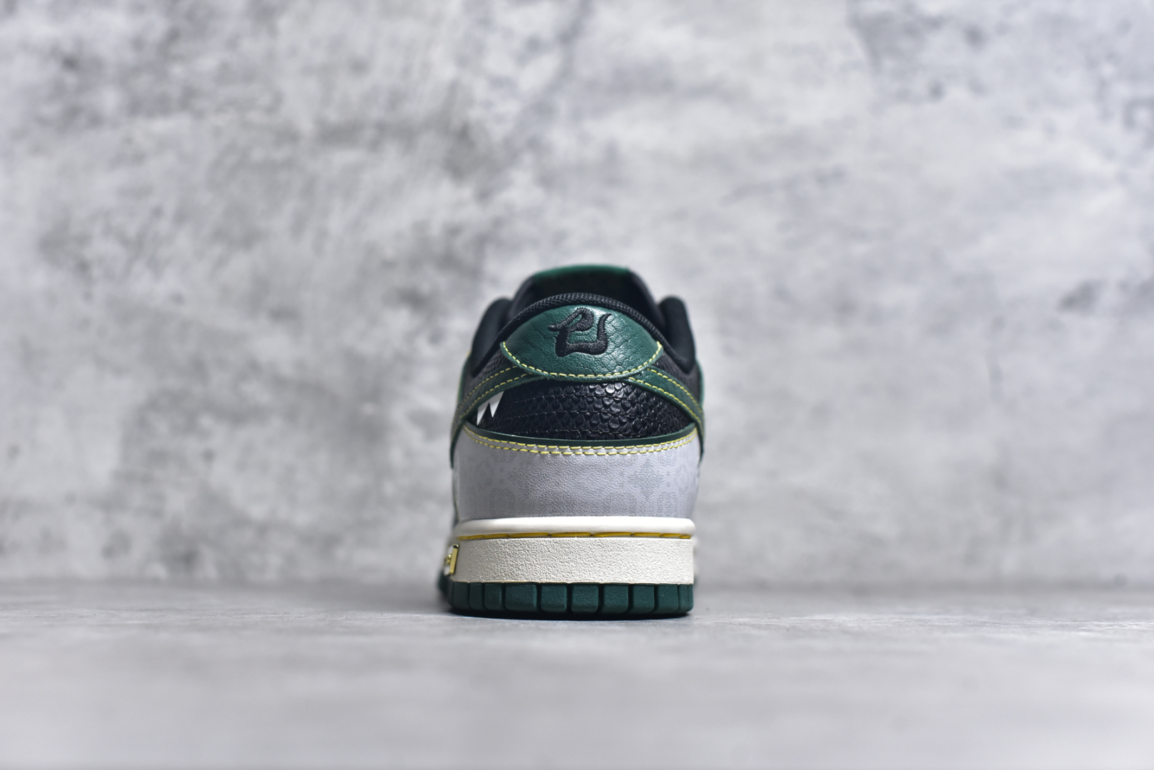 图片[5]-#NK Dunk Low 蛇年限定 巳蛇 GB1220-006 定制系列天花板 无原鞋不开发 全系列得物原鞋一比一校对开发 配色持续更新中 终端对接 优势输出 全套原厂楦头原纸板数据档案倾力打造 原汁原味莞产 极致还原 圈内最强针车工艺 高端零售指定版 广东原厂配套原盒原标 鞋盒分三个尺码段 原厂冲刀 超高清洁度 全鞋零毛边皮料切割 采用原厂百宏鞋带以及原厂百宏织唛舌标 内标可供原厂几率过验 进口原装条纹中底布 四线拉帮白色点胶 原厂拉帮手法遵循公司 原厂电绣 极致还原 尺码：36 36.5 37.5 38 38.5 39 40 40.5 41 42 42.5 43 44 44.5 45 46-选品中心