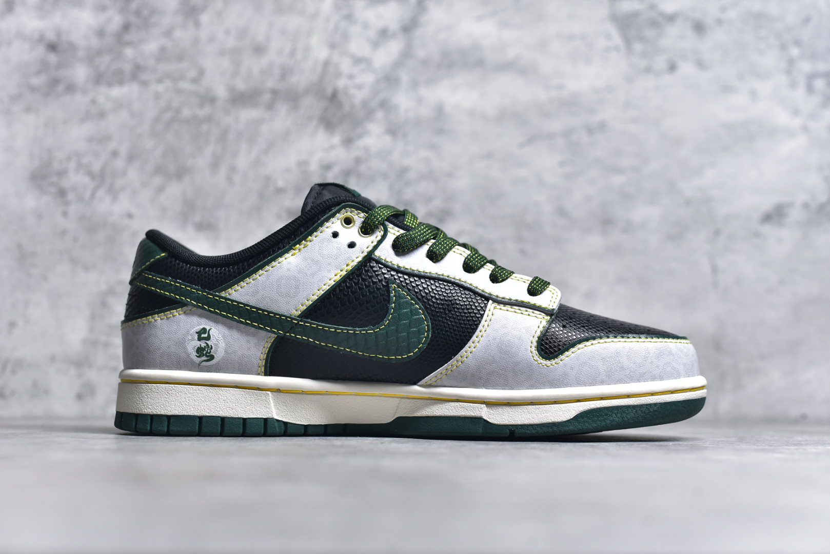 图片[3]-#NK Dunk Low 蛇年限定 巳蛇 GB1220-006 定制系列天花板 无原鞋不开发 全系列得物原鞋一比一校对开发 配色持续更新中 终端对接 优势输出 全套原厂楦头原纸板数据档案倾力打造 原汁原味莞产 极致还原 圈内最强针车工艺 高端零售指定版 广东原厂配套原盒原标 鞋盒分三个尺码段 原厂冲刀 超高清洁度 全鞋零毛边皮料切割 采用原厂百宏鞋带以及原厂百宏织唛舌标 内标可供原厂几率过验 进口原装条纹中底布 四线拉帮白色点胶 原厂拉帮手法遵循公司 原厂电绣 极致还原 尺码：36 36.5 37.5 38 38.5 39 40 40.5 41 42 42.5 43 44 44.5 45 46-选品中心