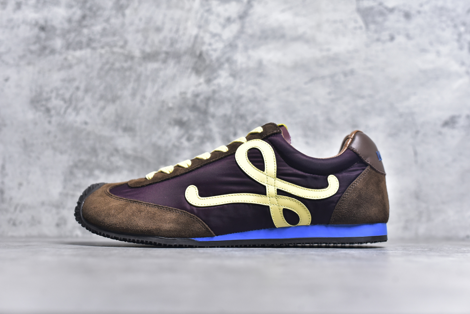 #Loewe 罗意威 罗意威/Loewe 2025 | Ballet Runner 2.0 早春新款爆款芭蕾舞鞋 不对称鞋头造型新的波浪纹理橡胶外底，延伸至鞋头，升级的柔软皮革内衬和鞋床，提供最大舒适感，后跟有3D注塑橡胶徽标，真皮和皮料混搭彰显复古风格 内增高拼色德训鞋 阿甘鞋 小白鞋 拼色拼接鞋面 非常高级隐藏式小内增高 脚后跟设计新颖 柔软舒适 会被评为年度最舒适的暴走鞋 如履平地 原版细节 鞋面由进口麂皮 牛皮 原版布拼接 牛皮垫脚 原版定制磨具组合大底 原盒包装 内娱明星杨幂等众多同款上脚 小红书 一系列素材图 极具爆款尺码：35 36 37 38 39-选品中心