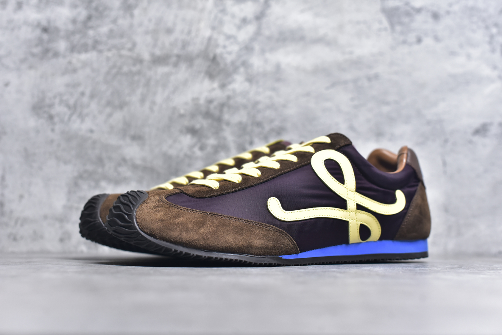 图片[2]-#Loewe 罗意威 罗意威/Loewe 2025 | Ballet Runner 2.0 早春新款爆款芭蕾舞鞋 不对称鞋头造型新的波浪纹理橡胶外底，延伸至鞋头，升级的柔软皮革内衬和鞋床，提供最大舒适感，后跟有3D注塑橡胶徽标，真皮和皮料混搭彰显复古风格 内增高拼色德训鞋 阿甘鞋 小白鞋 拼色拼接鞋面 非常高级隐藏式小内增高 脚后跟设计新颖 柔软舒适 会被评为年度最舒适的暴走鞋 如履平地 原版细节 鞋面由进口麂皮 牛皮 原版布拼接 牛皮垫脚 原版定制磨具组合大底 原盒包装 内娱明星杨幂等众多同款上脚 小红书 一系列素材图 极具爆款尺码：35 36 37 38 39-选品中心