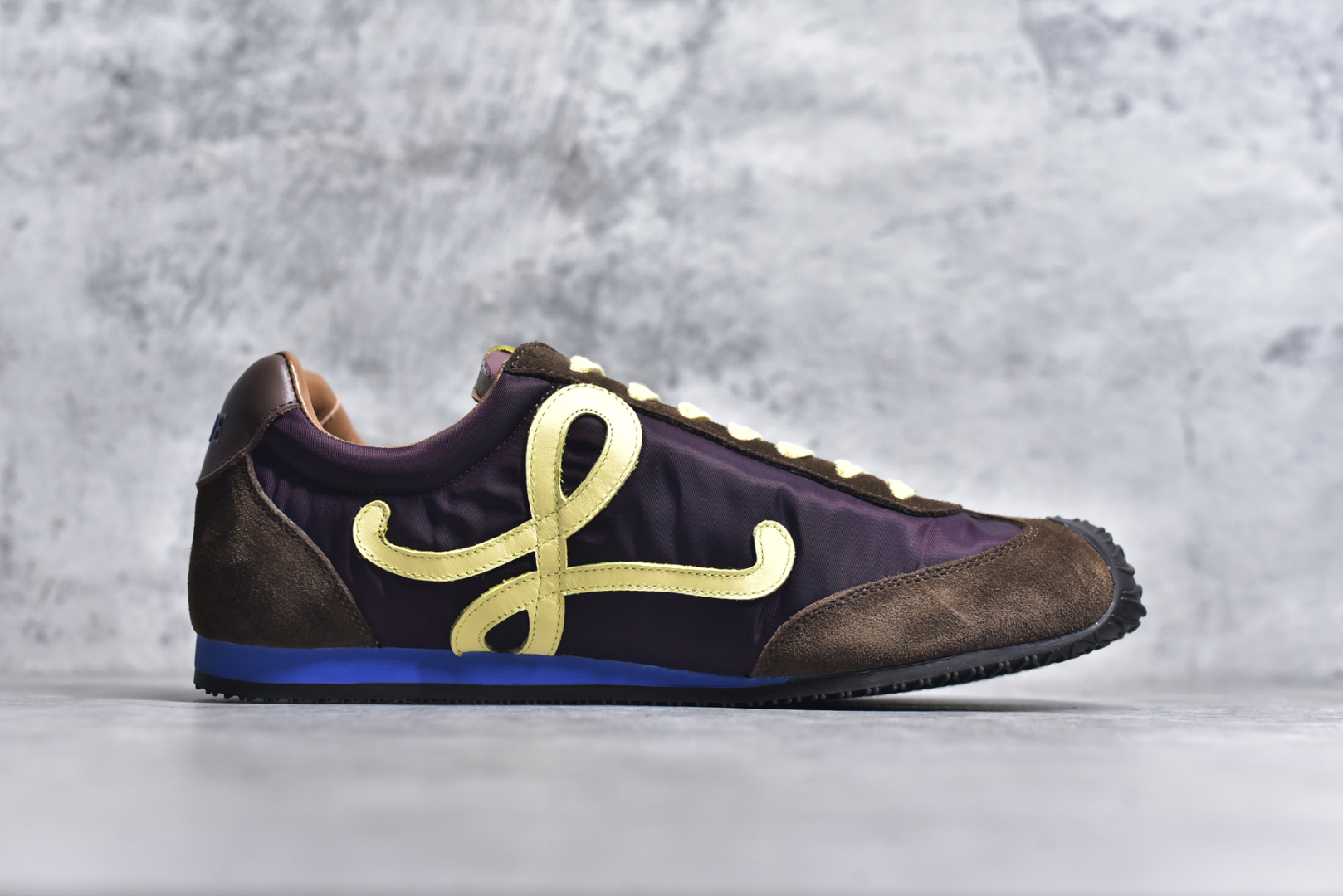 图片[3]-#Loewe 罗意威 罗意威/Loewe 2025 | Ballet Runner 2.0 早春新款爆款芭蕾舞鞋 不对称鞋头造型新的波浪纹理橡胶外底，延伸至鞋头，升级的柔软皮革内衬和鞋床，提供最大舒适感，后跟有3D注塑橡胶徽标，真皮和皮料混搭彰显复古风格 内增高拼色德训鞋 阿甘鞋 小白鞋 拼色拼接鞋面 非常高级隐藏式小内增高 脚后跟设计新颖 柔软舒适 会被评为年度最舒适的暴走鞋 如履平地 原版细节 鞋面由进口麂皮 牛皮 原版布拼接 牛皮垫脚 原版定制磨具组合大底 原盒包装 内娱明星杨幂等众多同款上脚 小红书 一系列素材图 极具爆款尺码：35 36 37 38 39-选品中心