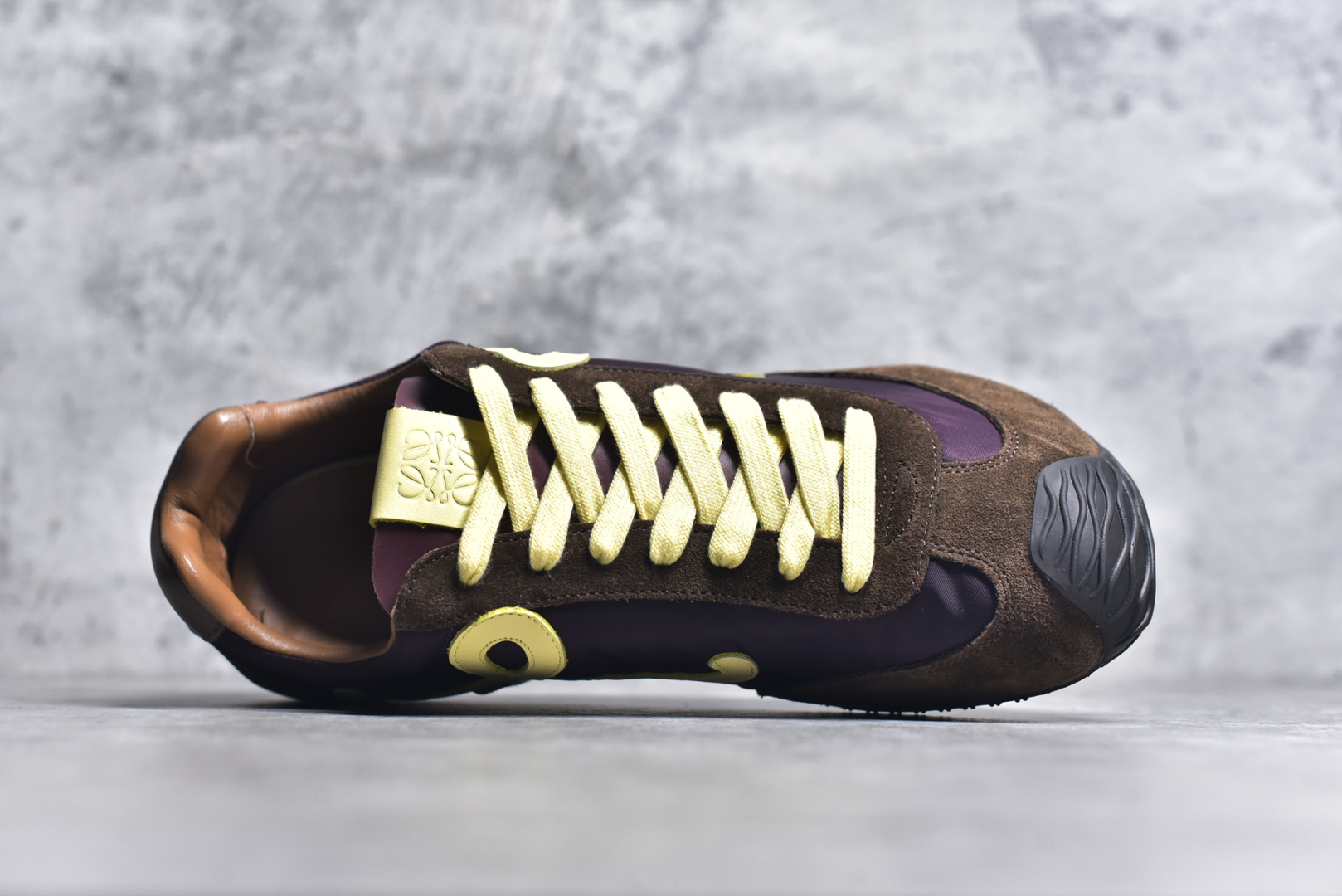 图片[4]-#Loewe 罗意威 罗意威/Loewe 2025 | Ballet Runner 2.0 早春新款爆款芭蕾舞鞋 不对称鞋头造型新的波浪纹理橡胶外底，延伸至鞋头，升级的柔软皮革内衬和鞋床，提供最大舒适感，后跟有3D注塑橡胶徽标，真皮和皮料混搭彰显复古风格 内增高拼色德训鞋 阿甘鞋 小白鞋 拼色拼接鞋面 非常高级隐藏式小内增高 脚后跟设计新颖 柔软舒适 会被评为年度最舒适的暴走鞋 如履平地 原版细节 鞋面由进口麂皮 牛皮 原版布拼接 牛皮垫脚 原版定制磨具组合大底 原盒包装 内娱明星杨幂等众多同款上脚 小红书 一系列素材图 极具爆款尺码：35 36 37 38 39-选品中心
