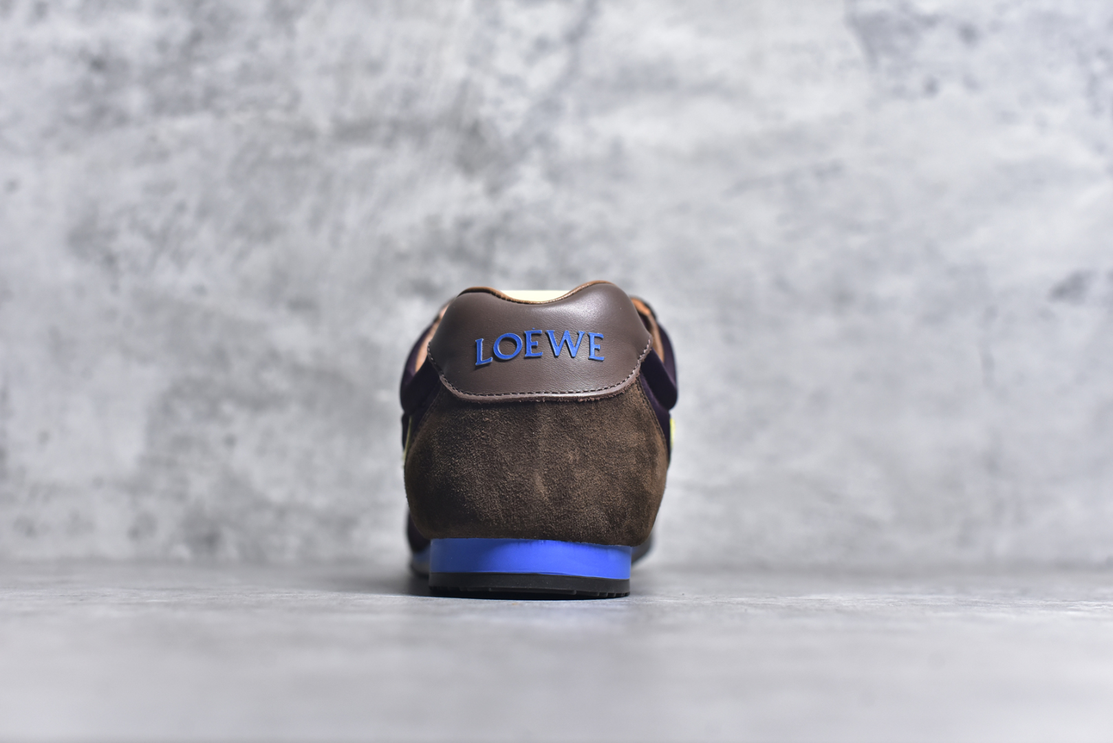 图片[5]-#Loewe 罗意威 罗意威/Loewe 2025 | Ballet Runner 2.0 早春新款爆款芭蕾舞鞋 不对称鞋头造型新的波浪纹理橡胶外底，延伸至鞋头，升级的柔软皮革内衬和鞋床，提供最大舒适感，后跟有3D注塑橡胶徽标，真皮和皮料混搭彰显复古风格 内增高拼色德训鞋 阿甘鞋 小白鞋 拼色拼接鞋面 非常高级隐藏式小内增高 脚后跟设计新颖 柔软舒适 会被评为年度最舒适的暴走鞋 如履平地 原版细节 鞋面由进口麂皮 牛皮 原版布拼接 牛皮垫脚 原版定制磨具组合大底 原盒包装 内娱明星杨幂等众多同款上脚 小红书 一系列素材图 极具爆款尺码：35 36 37 38 39-选品中心