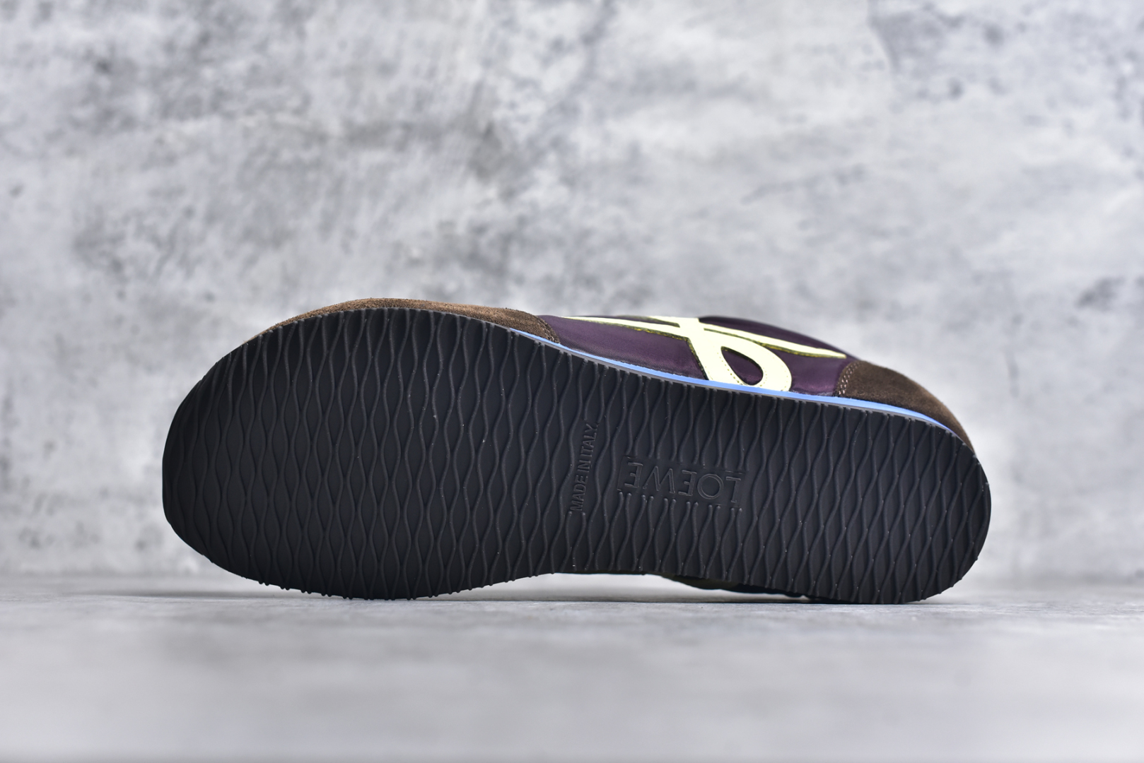 图片[6]-#Loewe 罗意威 罗意威/Loewe 2025 | Ballet Runner 2.0 早春新款爆款芭蕾舞鞋 不对称鞋头造型新的波浪纹理橡胶外底，延伸至鞋头，升级的柔软皮革内衬和鞋床，提供最大舒适感，后跟有3D注塑橡胶徽标，真皮和皮料混搭彰显复古风格 内增高拼色德训鞋 阿甘鞋 小白鞋 拼色拼接鞋面 非常高级隐藏式小内增高 脚后跟设计新颖 柔软舒适 会被评为年度最舒适的暴走鞋 如履平地 原版细节 鞋面由进口麂皮 牛皮 原版布拼接 牛皮垫脚 原版定制磨具组合大底 原盒包装 内娱明星杨幂等众多同款上脚 小红书 一系列素材图 极具爆款尺码：35 36 37 38 39-选品中心