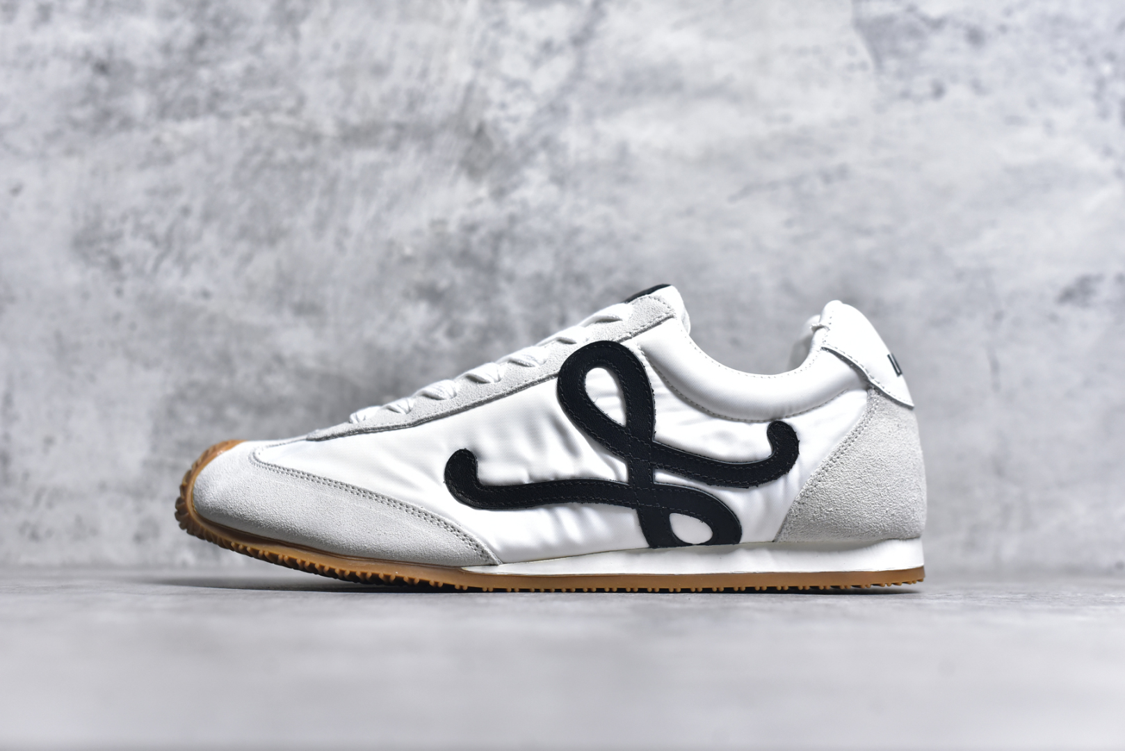 #Loewe 罗意威 罗意威/Loewe 2025 | Ballet Runner 2.0 早春新款爆款芭蕾舞鞋 不对称鞋头造型新的波浪纹理橡胶外底，延伸至鞋头，升级的柔软皮革内衬和鞋床，提供最大舒适感，后跟有3D注塑橡胶徽标，真皮和皮料混搭彰显复古风格 内增高拼色德训鞋 阿甘鞋 小白鞋 拼色拼接鞋面 非常高级隐藏式小内增高 脚后跟设计新颖 柔软舒适 会被评为年度最舒适的暴走鞋 如履平地 原版细节 鞋面由进口麂皮 牛皮 原版布拼接 牛皮垫脚 原版定制磨具组合大底 原盒包装 内娱明星杨幂等众多同款上脚 小红书 一系列素材图 极具爆款尺码：35 36 37 38 39-选品中心
