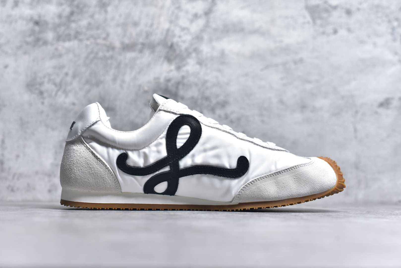 图片[3]-#Loewe 罗意威 罗意威/Loewe 2025 | Ballet Runner 2.0 早春新款爆款芭蕾舞鞋 不对称鞋头造型新的波浪纹理橡胶外底，延伸至鞋头，升级的柔软皮革内衬和鞋床，提供最大舒适感，后跟有3D注塑橡胶徽标，真皮和皮料混搭彰显复古风格 内增高拼色德训鞋 阿甘鞋 小白鞋 拼色拼接鞋面 非常高级隐藏式小内增高 脚后跟设计新颖 柔软舒适 会被评为年度最舒适的暴走鞋 如履平地 原版细节 鞋面由进口麂皮 牛皮 原版布拼接 牛皮垫脚 原版定制磨具组合大底 原盒包装 内娱明星杨幂等众多同款上脚 小红书 一系列素材图 极具爆款尺码：35 36 37 38 39-选品中心