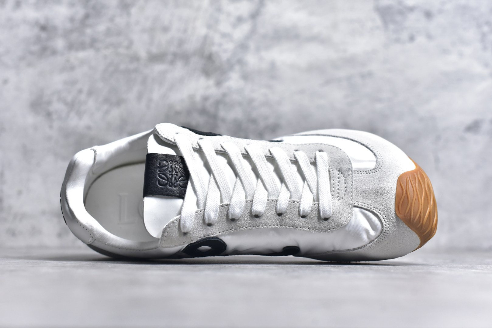 图片[4]-#Loewe 罗意威 罗意威/Loewe 2025 | Ballet Runner 2.0 早春新款爆款芭蕾舞鞋 不对称鞋头造型新的波浪纹理橡胶外底，延伸至鞋头，升级的柔软皮革内衬和鞋床，提供最大舒适感，后跟有3D注塑橡胶徽标，真皮和皮料混搭彰显复古风格 内增高拼色德训鞋 阿甘鞋 小白鞋 拼色拼接鞋面 非常高级隐藏式小内增高 脚后跟设计新颖 柔软舒适 会被评为年度最舒适的暴走鞋 如履平地 原版细节 鞋面由进口麂皮 牛皮 原版布拼接 牛皮垫脚 原版定制磨具组合大底 原盒包装 内娱明星杨幂等众多同款上脚 小红书 一系列素材图 极具爆款尺码：35 36 37 38 39-选品中心