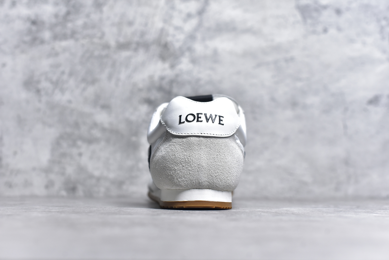 图片[5]-#Loewe 罗意威 罗意威/Loewe 2025 | Ballet Runner 2.0 早春新款爆款芭蕾舞鞋 不对称鞋头造型新的波浪纹理橡胶外底，延伸至鞋头，升级的柔软皮革内衬和鞋床，提供最大舒适感，后跟有3D注塑橡胶徽标，真皮和皮料混搭彰显复古风格 内增高拼色德训鞋 阿甘鞋 小白鞋 拼色拼接鞋面 非常高级隐藏式小内增高 脚后跟设计新颖 柔软舒适 会被评为年度最舒适的暴走鞋 如履平地 原版细节 鞋面由进口麂皮 牛皮 原版布拼接 牛皮垫脚 原版定制磨具组合大底 原盒包装 内娱明星杨幂等众多同款上脚 小红书 一系列素材图 极具爆款尺码：35 36 37 38 39-选品中心