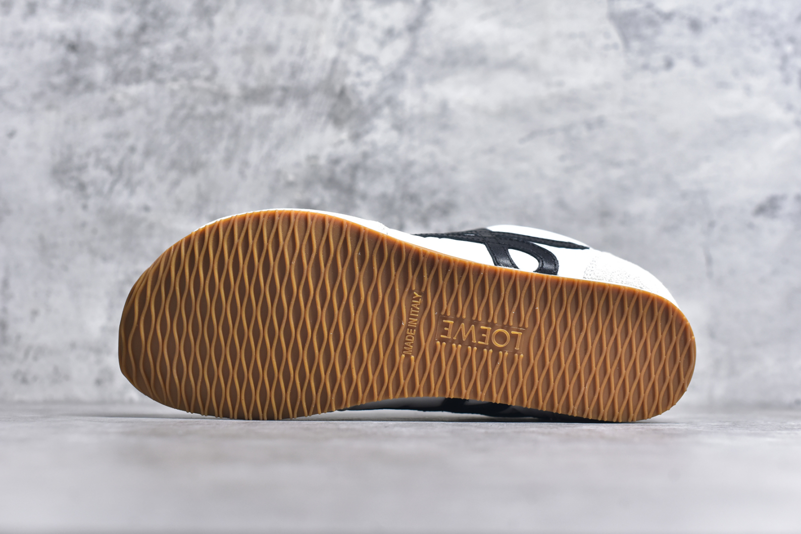 图片[6]-#Loewe 罗意威 罗意威/Loewe 2025 | Ballet Runner 2.0 早春新款爆款芭蕾舞鞋 不对称鞋头造型新的波浪纹理橡胶外底，延伸至鞋头，升级的柔软皮革内衬和鞋床，提供最大舒适感，后跟有3D注塑橡胶徽标，真皮和皮料混搭彰显复古风格 内增高拼色德训鞋 阿甘鞋 小白鞋 拼色拼接鞋面 非常高级隐藏式小内增高 脚后跟设计新颖 柔软舒适 会被评为年度最舒适的暴走鞋 如履平地 原版细节 鞋面由进口麂皮 牛皮 原版布拼接 牛皮垫脚 原版定制磨具组合大底 原盒包装 内娱明星杨幂等众多同款上脚 小红书 一系列素材图 极具爆款尺码：35 36 37 38 39-选品中心