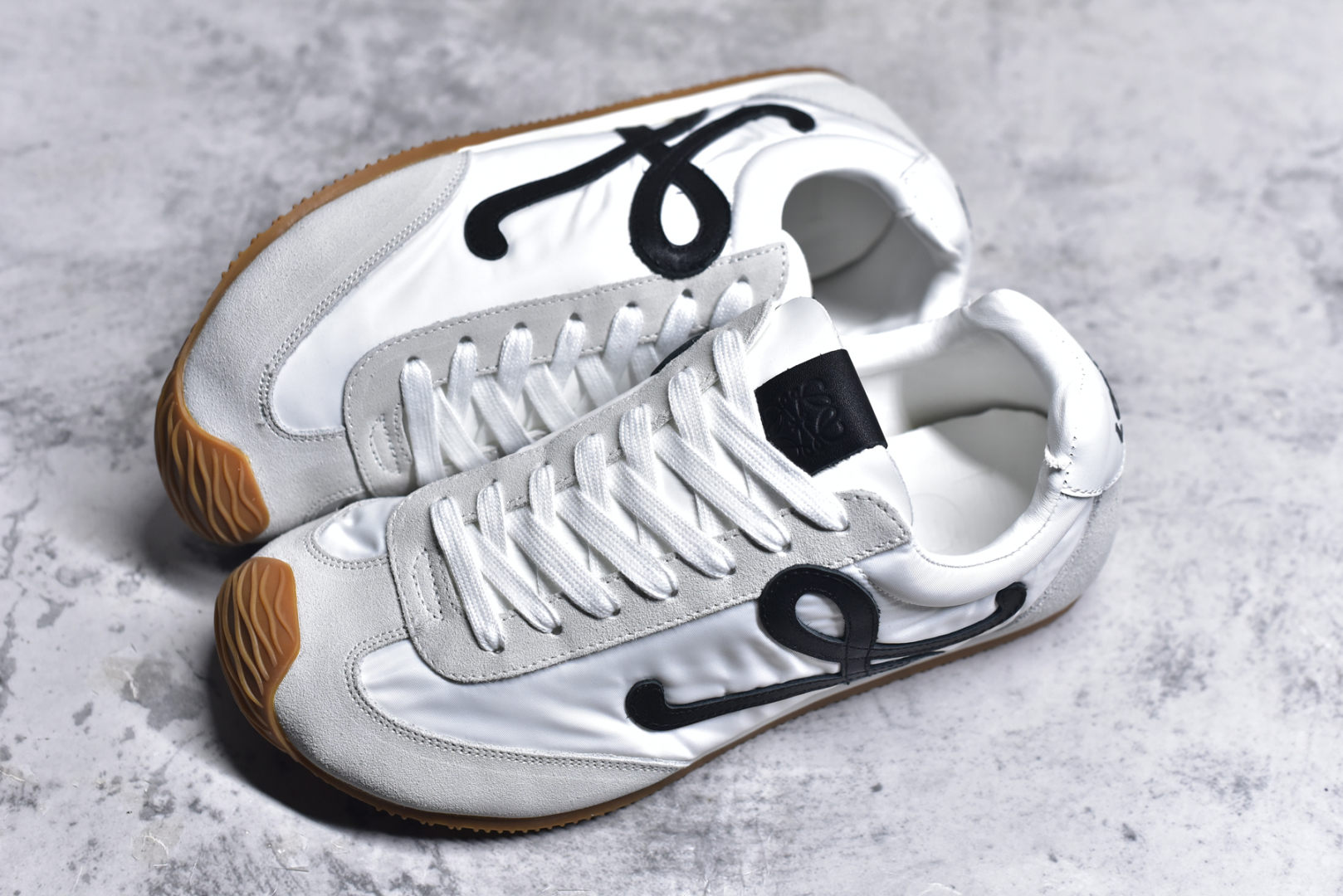 图片[7]-#Loewe 罗意威 罗意威/Loewe 2025 | Ballet Runner 2.0 早春新款爆款芭蕾舞鞋 不对称鞋头造型新的波浪纹理橡胶外底，延伸至鞋头，升级的柔软皮革内衬和鞋床，提供最大舒适感，后跟有3D注塑橡胶徽标，真皮和皮料混搭彰显复古风格 内增高拼色德训鞋 阿甘鞋 小白鞋 拼色拼接鞋面 非常高级隐藏式小内增高 脚后跟设计新颖 柔软舒适 会被评为年度最舒适的暴走鞋 如履平地 原版细节 鞋面由进口麂皮 牛皮 原版布拼接 牛皮垫脚 原版定制磨具组合大底 原盒包装 内娱明星杨幂等众多同款上脚 小红书 一系列素材图 极具爆款尺码：35 36 37 38 39-选品中心