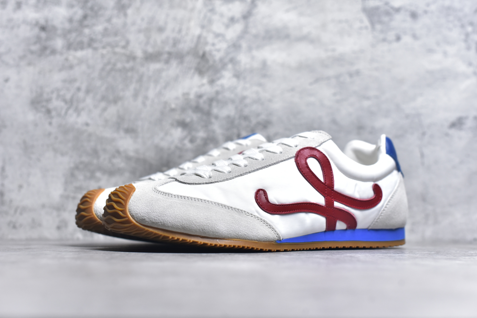 图片[2]-#Loewe 罗意威 罗意威/Loewe 2025 | Ballet Runner 2.0 早春新款爆款芭蕾舞鞋 不对称鞋头造型新的波浪纹理橡胶外底，延伸至鞋头，升级的柔软皮革内衬和鞋床，提供最大舒适感，后跟有3D注塑橡胶徽标，真皮和皮料混搭彰显复古风格 内增高拼色德训鞋 阿甘鞋 小白鞋 拼色拼接鞋面 非常高级隐藏式小内增高 脚后跟设计新颖 柔软舒适 会被评为年度最舒适的暴走鞋 如履平地 原版细节 鞋面由进口麂皮 牛皮 原版布拼接 牛皮垫脚 原版定制磨具组合大底 原盒包装 内娱明星杨幂等众多同款上脚 小红书 一系列素材图 极具爆款尺码：35 36 37 38 39-选品中心