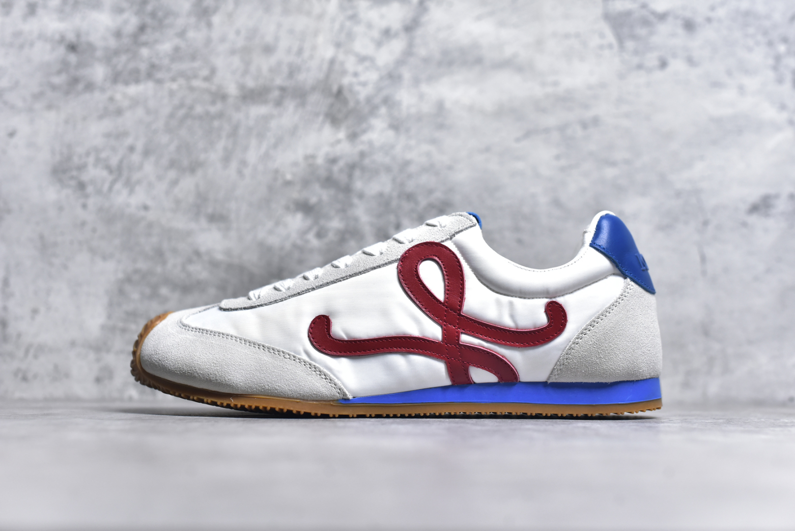 #Loewe 罗意威 罗意威/Loewe 2025 | Ballet Runner 2.0 早春新款爆款芭蕾舞鞋 不对称鞋头造型新的波浪纹理橡胶外底，延伸至鞋头，升级的柔软皮革内衬和鞋床，提供最大舒适感，后跟有3D注塑橡胶徽标，真皮和皮料混搭彰显复古风格 内增高拼色德训鞋 阿甘鞋 小白鞋 拼色拼接鞋面 非常高级隐藏式小内增高 脚后跟设计新颖 柔软舒适 会被评为年度最舒适的暴走鞋 如履平地 原版细节 鞋面由进口麂皮 牛皮 原版布拼接 牛皮垫脚 原版定制磨具组合大底 原盒包装 内娱明星杨幂等众多同款上脚 小红书 一系列素材图 极具爆款尺码：35 36 37 38 39-选品中心