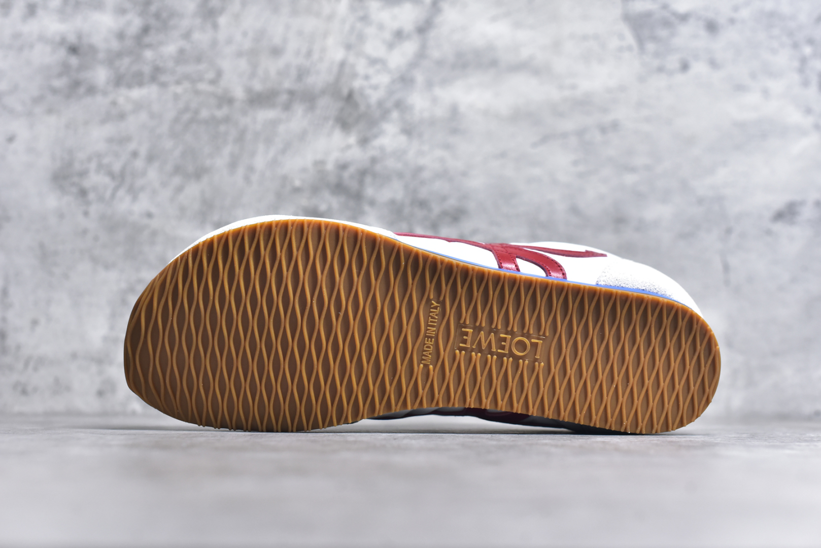 图片[6]-#Loewe 罗意威 罗意威/Loewe 2025 | Ballet Runner 2.0 早春新款爆款芭蕾舞鞋 不对称鞋头造型新的波浪纹理橡胶外底，延伸至鞋头，升级的柔软皮革内衬和鞋床，提供最大舒适感，后跟有3D注塑橡胶徽标，真皮和皮料混搭彰显复古风格 内增高拼色德训鞋 阿甘鞋 小白鞋 拼色拼接鞋面 非常高级隐藏式小内增高 脚后跟设计新颖 柔软舒适 会被评为年度最舒适的暴走鞋 如履平地 原版细节 鞋面由进口麂皮 牛皮 原版布拼接 牛皮垫脚 原版定制磨具组合大底 原盒包装 内娱明星杨幂等众多同款上脚 小红书 一系列素材图 极具爆款尺码：35 36 37 38 39-选品中心