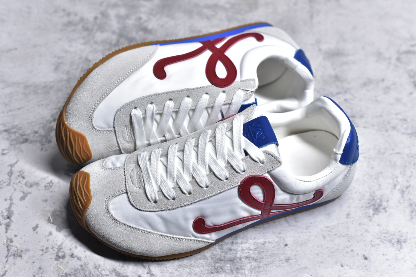 图片[7]-#Loewe 罗意威 罗意威/Loewe 2025 | Ballet Runner 2.0 早春新款爆款芭蕾舞鞋 不对称鞋头造型新的波浪纹理橡胶外底，延伸至鞋头，升级的柔软皮革内衬和鞋床，提供最大舒适感，后跟有3D注塑橡胶徽标，真皮和皮料混搭彰显复古风格 内增高拼色德训鞋 阿甘鞋 小白鞋 拼色拼接鞋面 非常高级隐藏式小内增高 脚后跟设计新颖 柔软舒适 会被评为年度最舒适的暴走鞋 如履平地 原版细节 鞋面由进口麂皮 牛皮 原版布拼接 牛皮垫脚 原版定制磨具组合大底 原盒包装 内娱明星杨幂等众多同款上脚 小红书 一系列素材图 极具爆款尺码：35 36 37 38 39-选品中心