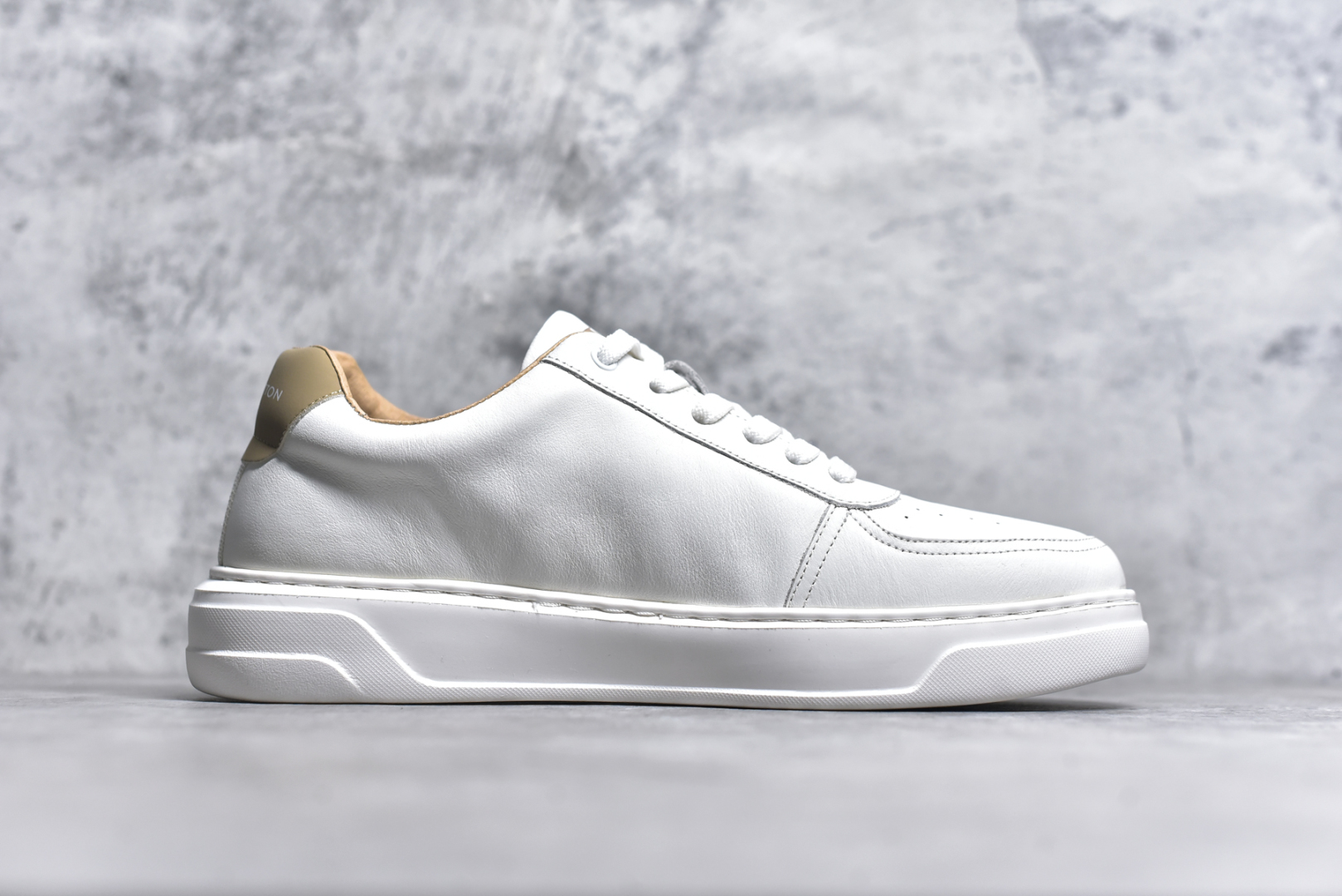 图片[3]-#Louis vuitton Trainer Sneaker Low LV休闲运动文化百搭篮球板鞋 广东大厂品质 舒适轻泡大底和百搭性霸屏整个时尚娱乐圈，细节调整完美主义！鞋面采用进口头层小牛皮，独家开模轻泡大底， 侧边采用3D打印标志性Logo 尽显贵族时尚气息，台湾进口小牛皮挂皮内里，配带正品全套包装 尺码：38 39 40 41 42 43 44-选品中心