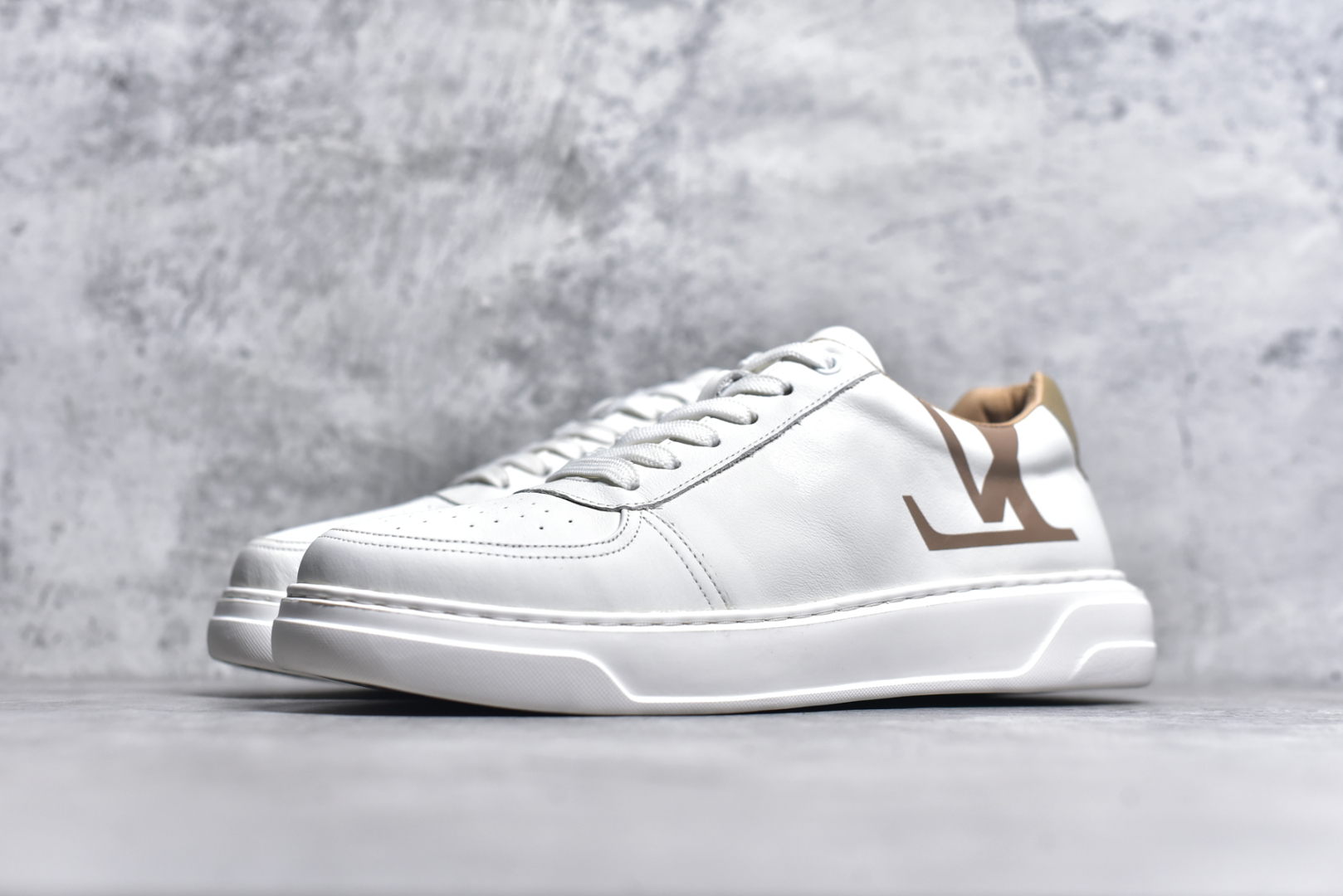 图片[2]-#Louis vuitton Trainer Sneaker Low LV休闲运动文化百搭篮球板鞋 广东大厂品质 舒适轻泡大底和百搭性霸屏整个时尚娱乐圈，细节调整完美主义！鞋面采用进口头层小牛皮，独家开模轻泡大底， 侧边采用3D打印标志性Logo 尽显贵族时尚气息，台湾进口小牛皮挂皮内里，配带正品全套包装 尺码：38 39 40 41 42 43 44-选品中心
