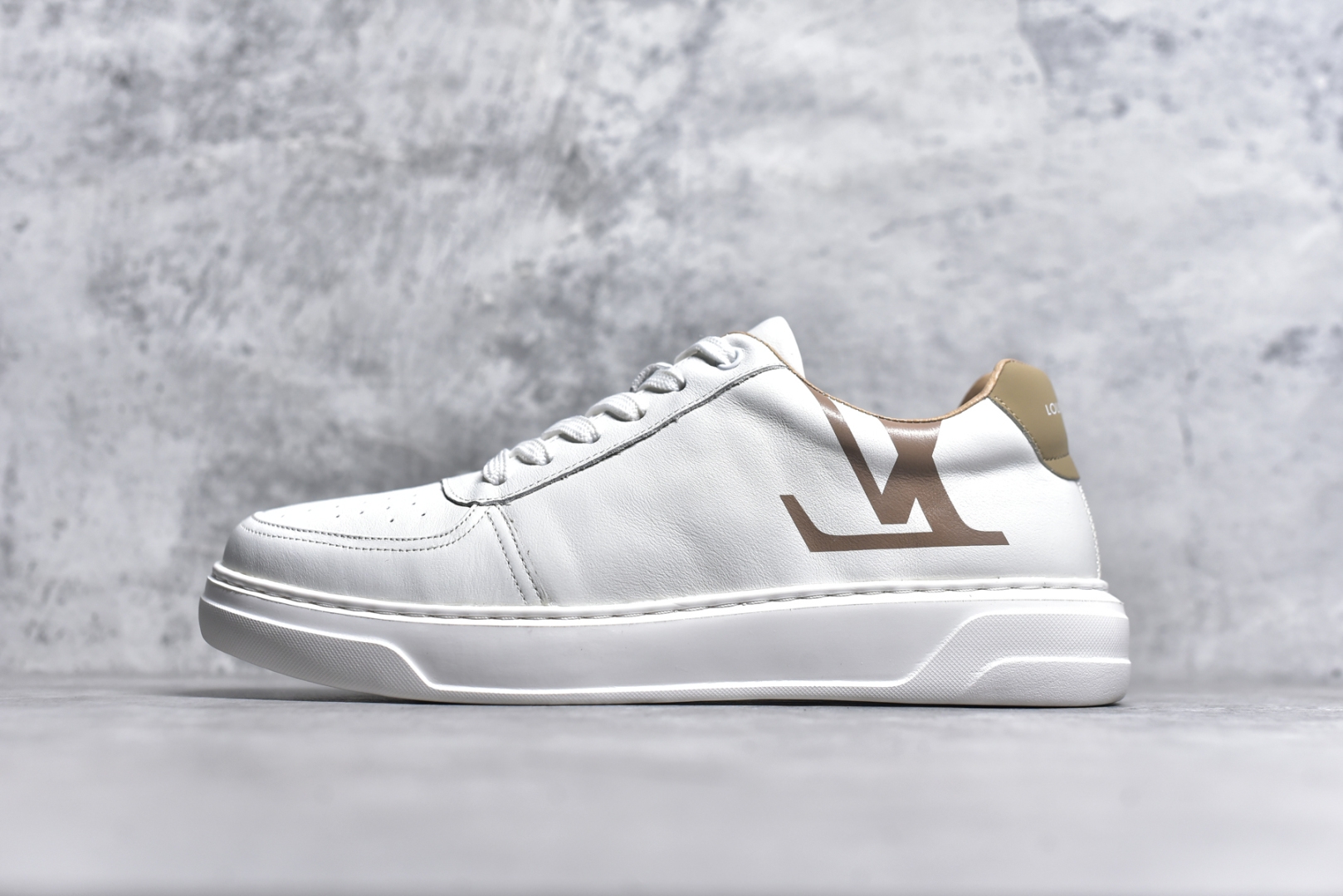#Louis vuitton Trainer Sneaker Low LV休闲运动文化百搭篮球板鞋 广东大厂品质 舒适轻泡大底和百搭性霸屏整个时尚娱乐圈，细节调整完美主义！鞋面采用进口头层小牛皮，独家开模轻泡大底， 侧边采用3D打印标志性Logo 尽显贵族时尚气息，台湾进口小牛皮挂皮内里，配带正品全套包装 尺码：38 39 40 41 42 43 44-选品中心