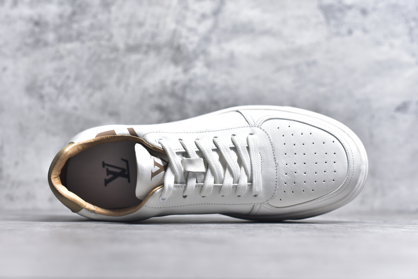图片[4]-#Louis vuitton Trainer Sneaker Low LV休闲运动文化百搭篮球板鞋 广东大厂品质 舒适轻泡大底和百搭性霸屏整个时尚娱乐圈，细节调整完美主义！鞋面采用进口头层小牛皮，独家开模轻泡大底， 侧边采用3D打印标志性Logo 尽显贵族时尚气息，台湾进口小牛皮挂皮内里，配带正品全套包装 尺码：38 39 40 41 42 43 44-选品中心