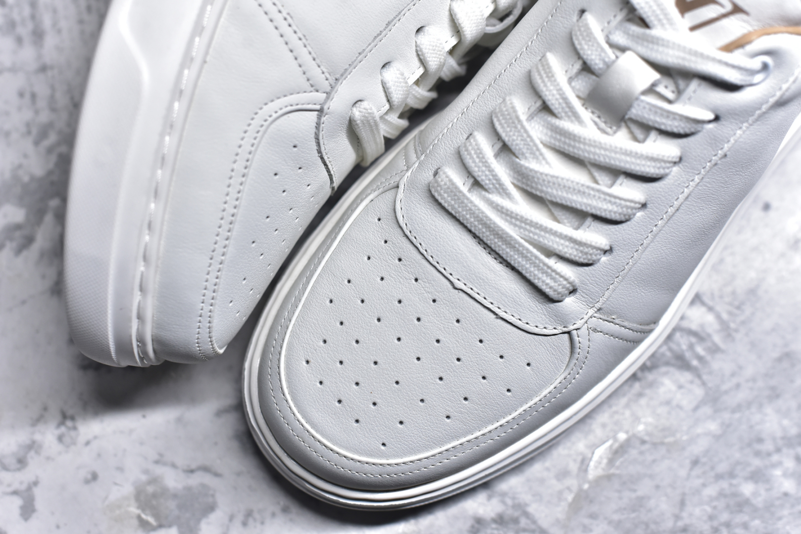 图片[8]-#Louis vuitton Trainer Sneaker Low LV休闲运动文化百搭篮球板鞋 广东大厂品质 舒适轻泡大底和百搭性霸屏整个时尚娱乐圈，细节调整完美主义！鞋面采用进口头层小牛皮，独家开模轻泡大底， 侧边采用3D打印标志性Logo 尽显贵族时尚气息，台湾进口小牛皮挂皮内里，配带正品全套包装 尺码：38 39 40 41 42 43 44-选品中心