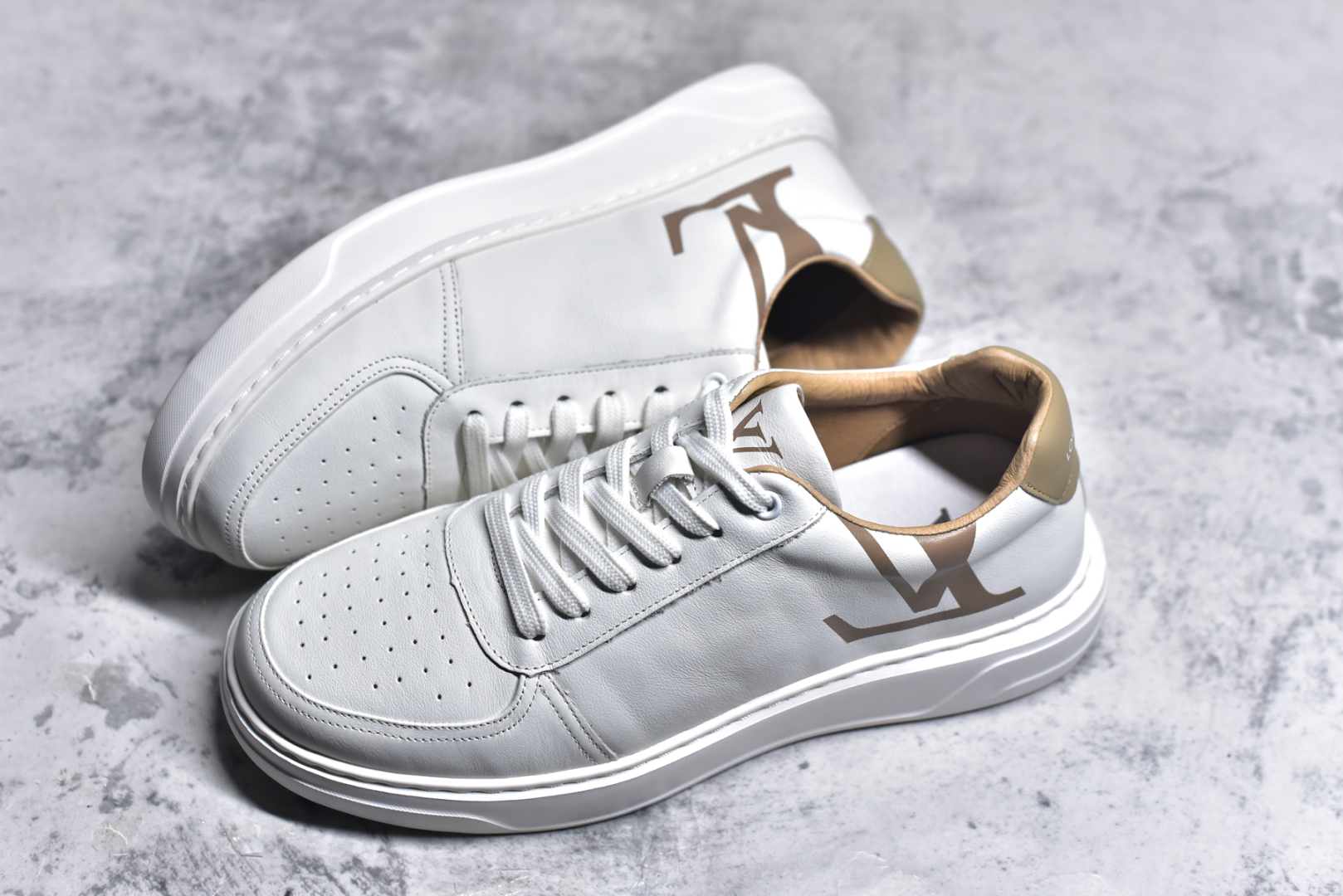 图片[7]-#Louis vuitton Trainer Sneaker Low LV休闲运动文化百搭篮球板鞋 广东大厂品质 舒适轻泡大底和百搭性霸屏整个时尚娱乐圈，细节调整完美主义！鞋面采用进口头层小牛皮，独家开模轻泡大底， 侧边采用3D打印标志性Logo 尽显贵族时尚气息，台湾进口小牛皮挂皮内里，配带正品全套包装 尺码：38 39 40 41 42 43 44-选品中心