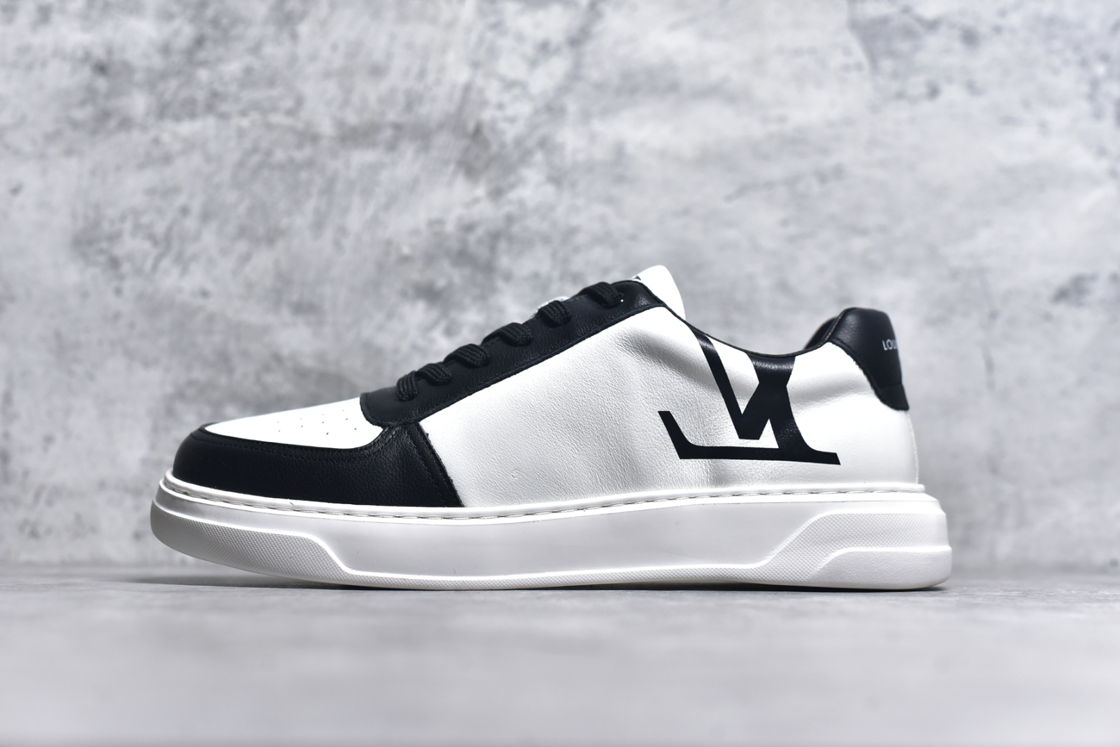 #Louis vuitton Trainer Sneaker Low LV休闲运动文化百搭篮球板鞋 广东大厂品质 舒适轻泡大底和百搭性霸屏整个时尚娱乐圈，细节调整完美主义！鞋面采用进口头层小牛皮，独家开模轻泡大底， 侧边采用3D打印标志性Logo 尽显贵族时尚气息，台湾进口小牛皮挂皮内里，配带正品全套包装 尺码：38 39 40 41 42 43 44-选品中心