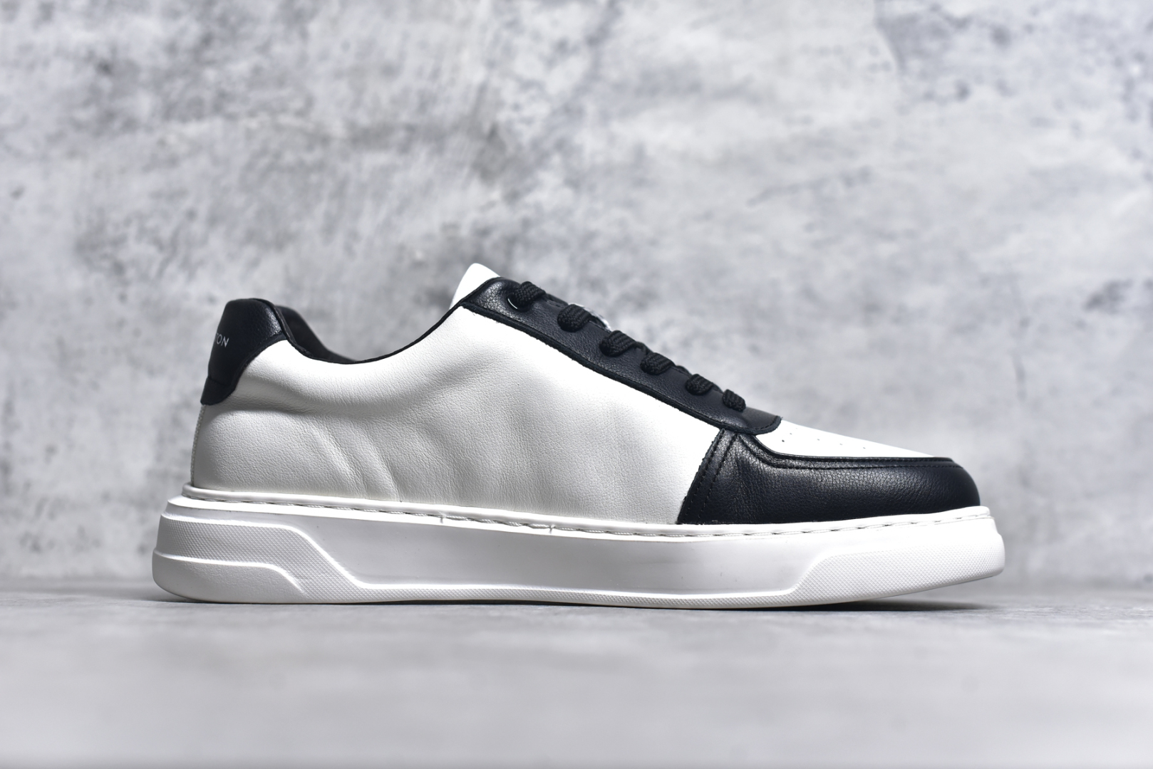 图片[3]-#Louis vuitton Trainer Sneaker Low LV休闲运动文化百搭篮球板鞋 广东大厂品质 舒适轻泡大底和百搭性霸屏整个时尚娱乐圈，细节调整完美主义！鞋面采用进口头层小牛皮，独家开模轻泡大底， 侧边采用3D打印标志性Logo 尽显贵族时尚气息，台湾进口小牛皮挂皮内里，配带正品全套包装 尺码：38 39 40 41 42 43 44-选品中心