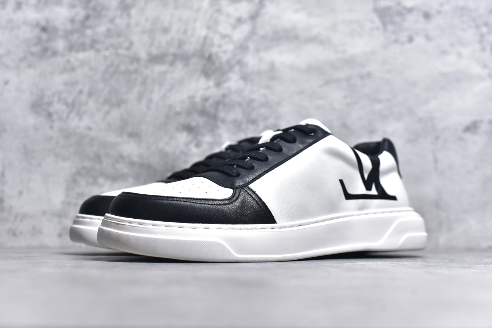 图片[2]-#Louis vuitton Trainer Sneaker Low LV休闲运动文化百搭篮球板鞋 广东大厂品质 舒适轻泡大底和百搭性霸屏整个时尚娱乐圈，细节调整完美主义！鞋面采用进口头层小牛皮，独家开模轻泡大底， 侧边采用3D打印标志性Logo 尽显贵族时尚气息，台湾进口小牛皮挂皮内里，配带正品全套包装 尺码：38 39 40 41 42 43 44-选品中心