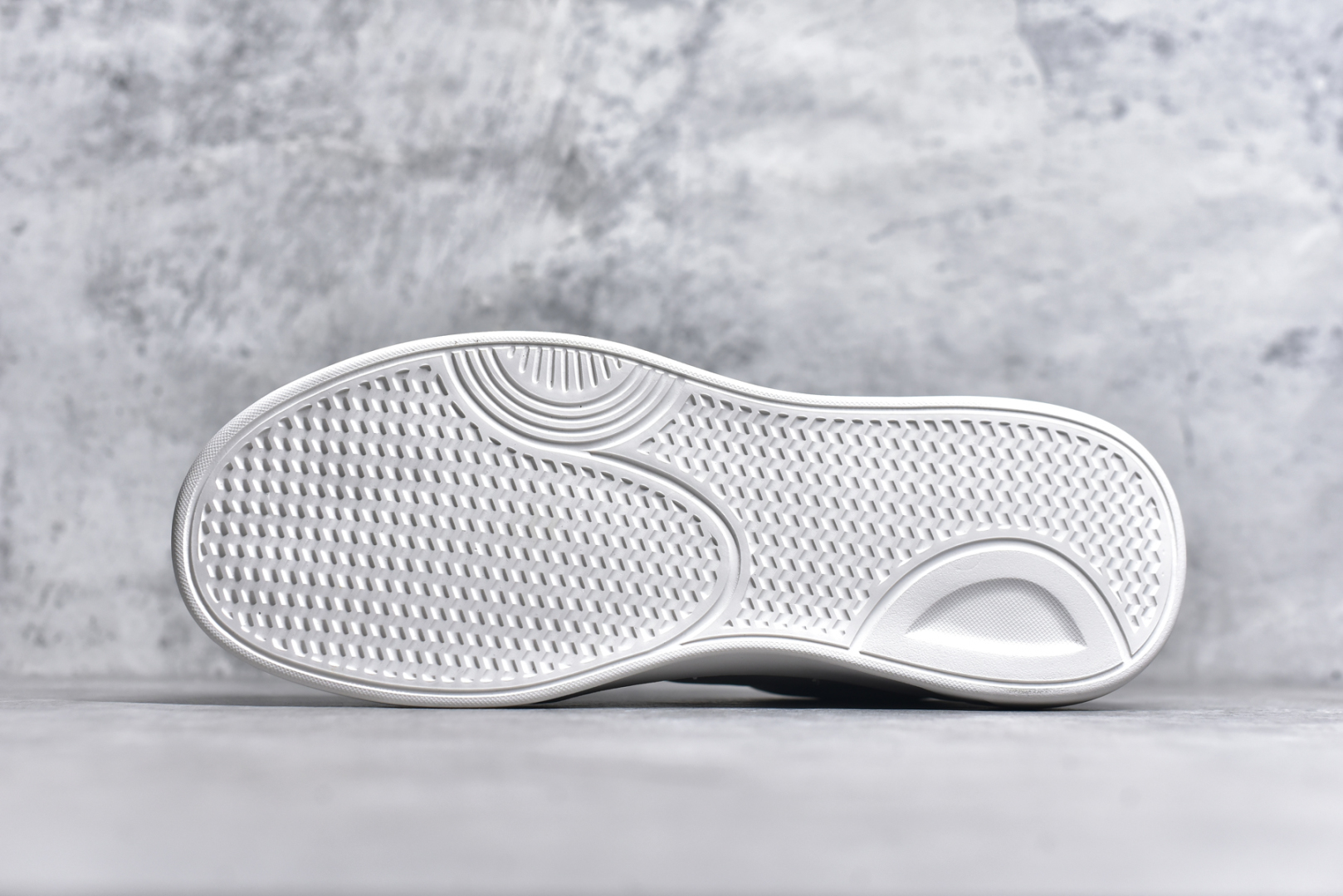 图片[6]-#Louis vuitton Trainer Sneaker Low LV休闲运动文化百搭篮球板鞋 广东大厂品质 舒适轻泡大底和百搭性霸屏整个时尚娱乐圈，细节调整完美主义！鞋面采用进口头层小牛皮，独家开模轻泡大底， 侧边采用3D打印标志性Logo 尽显贵族时尚气息，台湾进口小牛皮挂皮内里，配带正品全套包装 尺码：38 39 40 41 42 43 44-选品中心