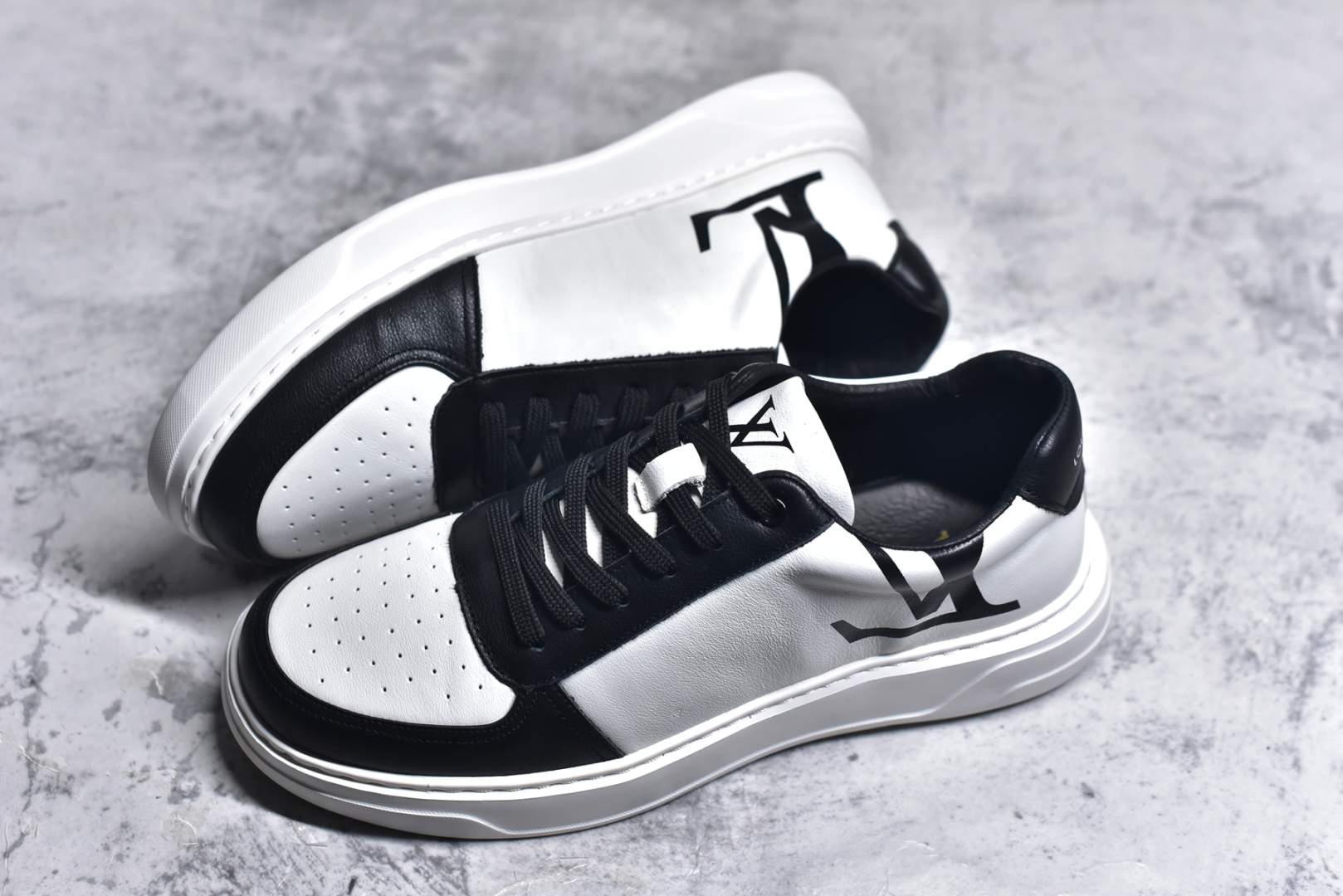 图片[7]-#Louis vuitton Trainer Sneaker Low LV休闲运动文化百搭篮球板鞋 广东大厂品质 舒适轻泡大底和百搭性霸屏整个时尚娱乐圈，细节调整完美主义！鞋面采用进口头层小牛皮，独家开模轻泡大底， 侧边采用3D打印标志性Logo 尽显贵族时尚气息，台湾进口小牛皮挂皮内里，配带正品全套包装 尺码：38 39 40 41 42 43 44-选品中心