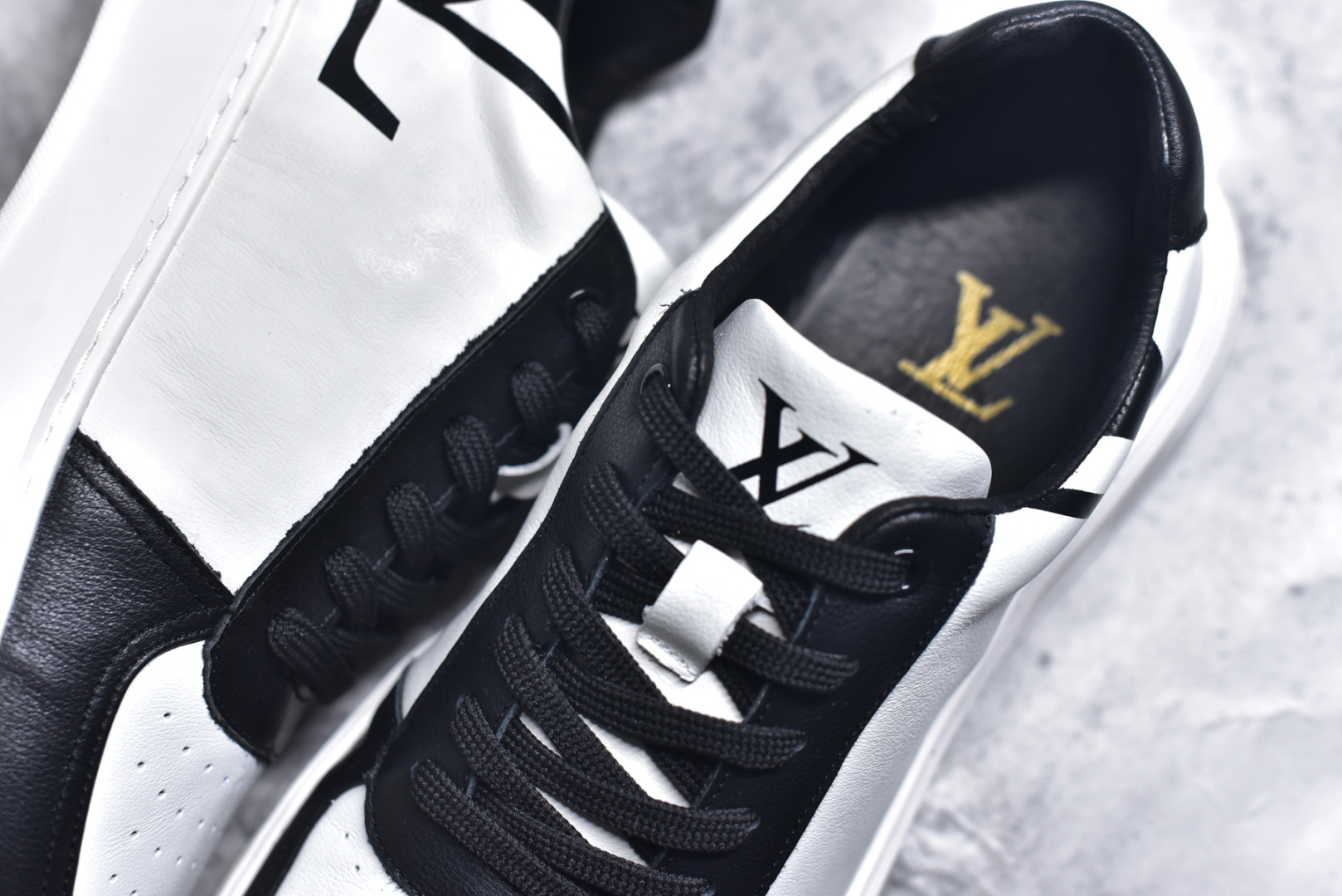 图片[9]-#Louis vuitton Trainer Sneaker Low LV休闲运动文化百搭篮球板鞋 广东大厂品质 舒适轻泡大底和百搭性霸屏整个时尚娱乐圈，细节调整完美主义！鞋面采用进口头层小牛皮，独家开模轻泡大底， 侧边采用3D打印标志性Logo 尽显贵族时尚气息，台湾进口小牛皮挂皮内里，配带正品全套包装 尺码：38 39 40 41 42 43 44-选品中心