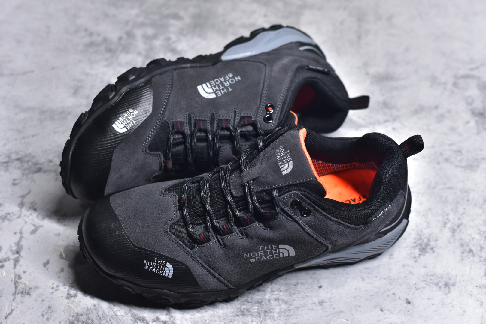 图片[7]-#The North Face 北面 乐斯菲斯户外运动休闲登山鞋越野徒步鞋 广东大厂品质 面料采用进口磨砂牛皮 鞋底采用Vibram黄金大底 专门为鞋底设计的橡胶以出色的耐磨性 良好的防滑性或得不少户外运动爱好者的喜欢 专业户外登山品牌（北面）The North Face自1966年创立，由两位热爱登山徒步的年轻登山者于美西旧金山开创，不断透过研发与创新，并且将最先进的技术结合在服装与鞋款设计，生产多种外型帅气且专业能力非常强的户外运动装备而备受欢迎。尺码：40-45（运动鞋码）-选品中心