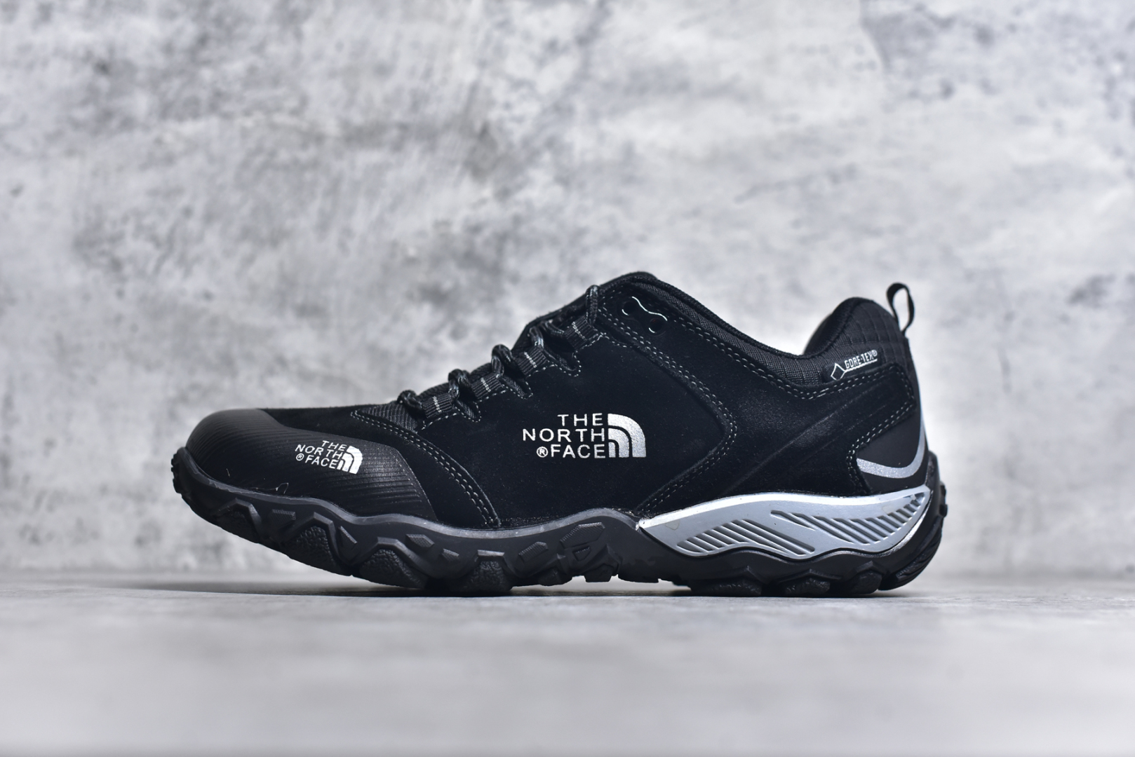 #The North Face 北面 乐斯菲斯户外运动休闲登山鞋越野徒步鞋 广东大厂品质 面料采用进口磨砂牛皮 鞋底采用Vibram黄金大底 专门为鞋底设计的橡胶以出色的耐磨性 良好的防滑性或得不少户外运动爱好者的喜欢 专业户外登山品牌（北面）The North Face自1966年创立，由两位热爱登山徒步的年轻登山者于美西旧金山开创，不断透过研发与创新，并且将最先进的技术结合在服装与鞋款设计，生产多种外型帅气且专业能力非常强的户外运动装备而备受欢迎。尺码：40-45（运动鞋码）-选品中心