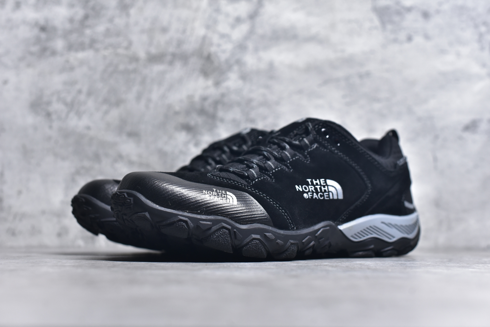 图片[2]-#The North Face 北面 乐斯菲斯户外运动休闲登山鞋越野徒步鞋 广东大厂品质 面料采用进口磨砂牛皮 鞋底采用Vibram黄金大底 专门为鞋底设计的橡胶以出色的耐磨性 良好的防滑性或得不少户外运动爱好者的喜欢 专业户外登山品牌（北面）The North Face自1966年创立，由两位热爱登山徒步的年轻登山者于美西旧金山开创，不断透过研发与创新，并且将最先进的技术结合在服装与鞋款设计，生产多种外型帅气且专业能力非常强的户外运动装备而备受欢迎。尺码：40-45（运动鞋码）-选品中心