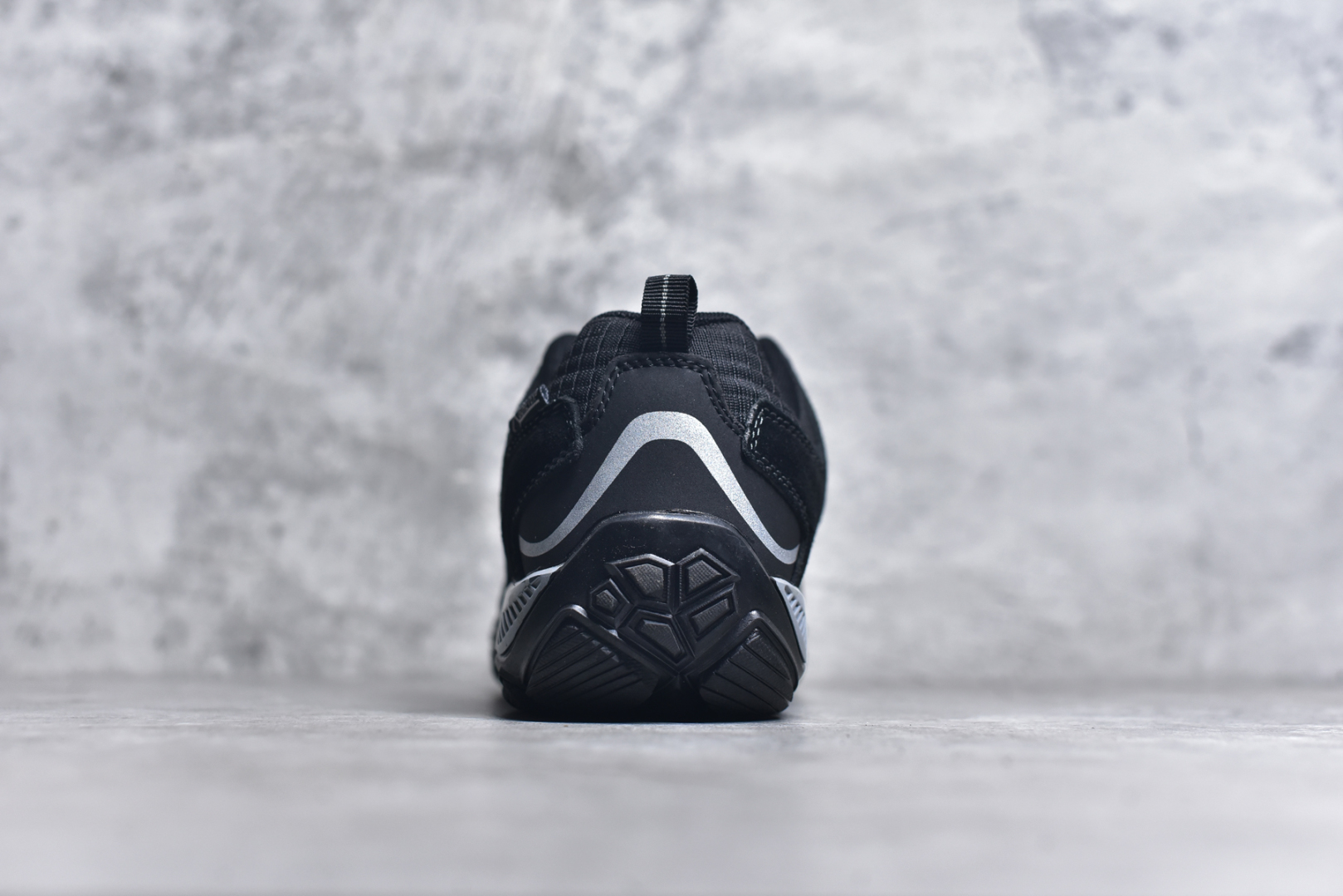 图片[5]-#The North Face 北面 乐斯菲斯户外运动休闲登山鞋越野徒步鞋 广东大厂品质 面料采用进口磨砂牛皮 鞋底采用Vibram黄金大底 专门为鞋底设计的橡胶以出色的耐磨性 良好的防滑性或得不少户外运动爱好者的喜欢 专业户外登山品牌（北面）The North Face自1966年创立，由两位热爱登山徒步的年轻登山者于美西旧金山开创，不断透过研发与创新，并且将最先进的技术结合在服装与鞋款设计，生产多种外型帅气且专业能力非常强的户外运动装备而备受欢迎。尺码：40-45（运动鞋码）-选品中心