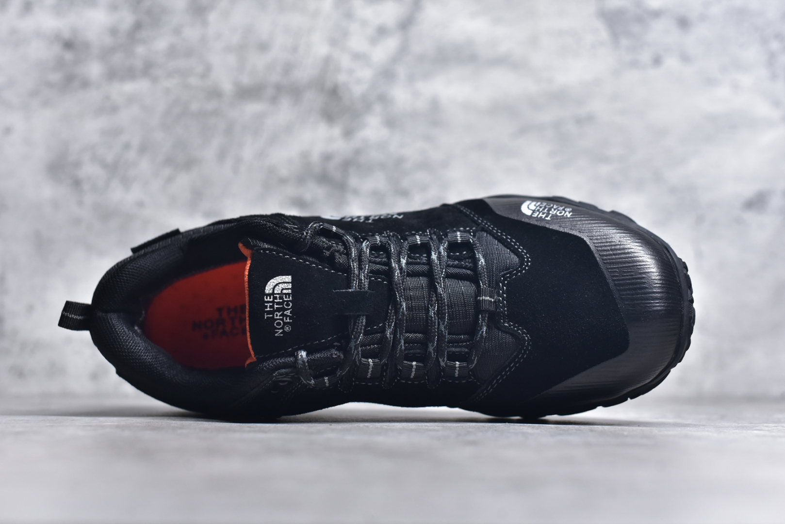 图片[4]-#The North Face 北面 乐斯菲斯户外运动休闲登山鞋越野徒步鞋 广东大厂品质 面料采用进口磨砂牛皮 鞋底采用Vibram黄金大底 专门为鞋底设计的橡胶以出色的耐磨性 良好的防滑性或得不少户外运动爱好者的喜欢 专业户外登山品牌（北面）The North Face自1966年创立，由两位热爱登山徒步的年轻登山者于美西旧金山开创，不断透过研发与创新，并且将最先进的技术结合在服装与鞋款设计，生产多种外型帅气且专业能力非常强的户外运动装备而备受欢迎。尺码：40-45（运动鞋码）-选品中心