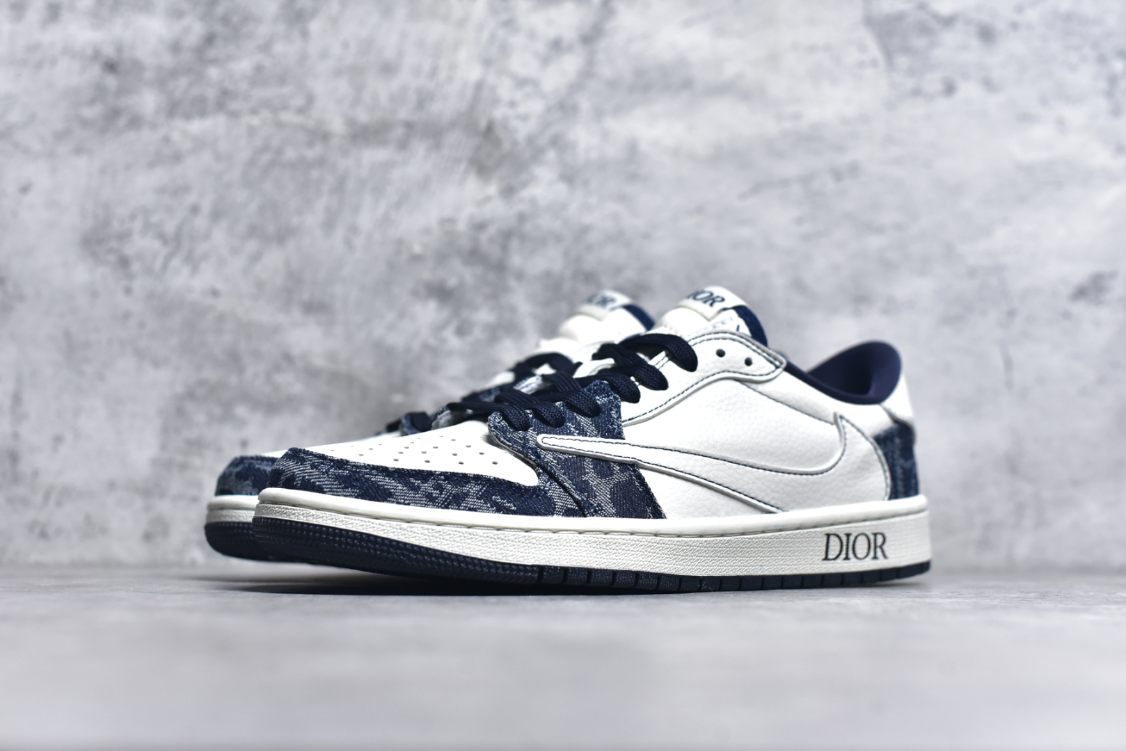 图片[2]-#TS x Fragment Design x Jordan Air Jordan 1 Low OG SP 迪奥联名 白蓝牛仔 定制鞋盒 大厂纯原品质出货 超高清洁度 皮料切割干净无任何毛边 细节完美 货号：CH6336 017 尺码：36 36.5 37.5 38 38.5 39 40 40.5 41 42 42.5 43 44 44.5 45-选品中心