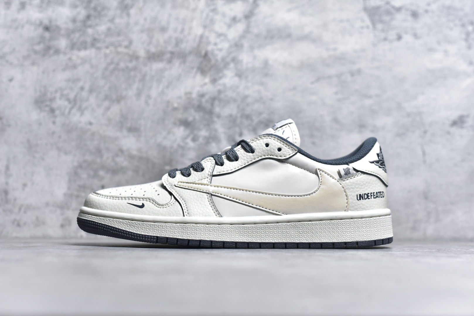 #TS x Air Jordan AJ1 Low X Undefeated 倒钩低帮联名UND定制配色 珠光灰 原厂内置气垫魔块 A模大底 头层小牛皮 鞋舌AJ原厂专用牛津布+AJ专用反口珍珠布+原厂无杂质高弹内里海棉+特殊封边弹力鞋带 货号：DM7866 018 尺码：36 36.5 37.5 38 38.5 39 40 40.5 41 42 42.5 43 44 44.5 45-选品中心