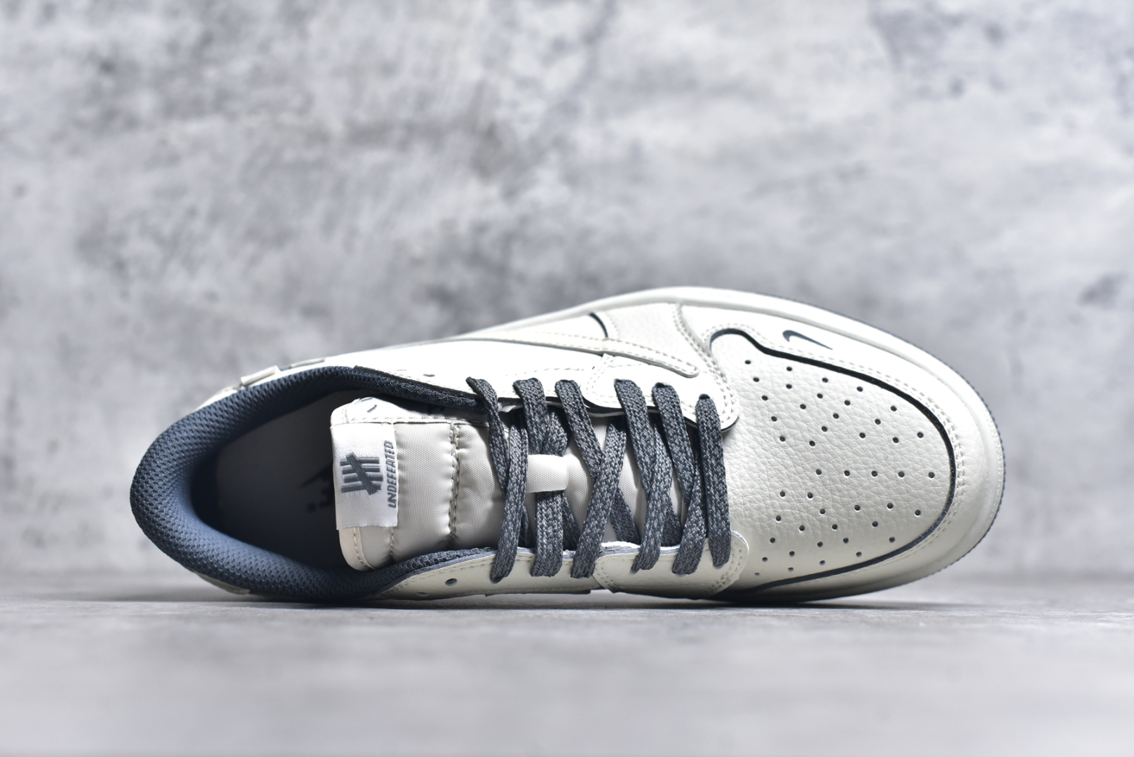 图片[4]-#TS x Air Jordan AJ1 Low X Undefeated 倒钩低帮联名UND定制配色 珠光灰 原厂内置气垫魔块 A模大底 头层小牛皮 鞋舌AJ原厂专用牛津布+AJ专用反口珍珠布+原厂无杂质高弹内里海棉+特殊封边弹力鞋带 货号：DM7866 018 尺码：36 36.5 37.5 38 38.5 39 40 40.5 41 42 42.5 43 44 44.5 45-选品中心